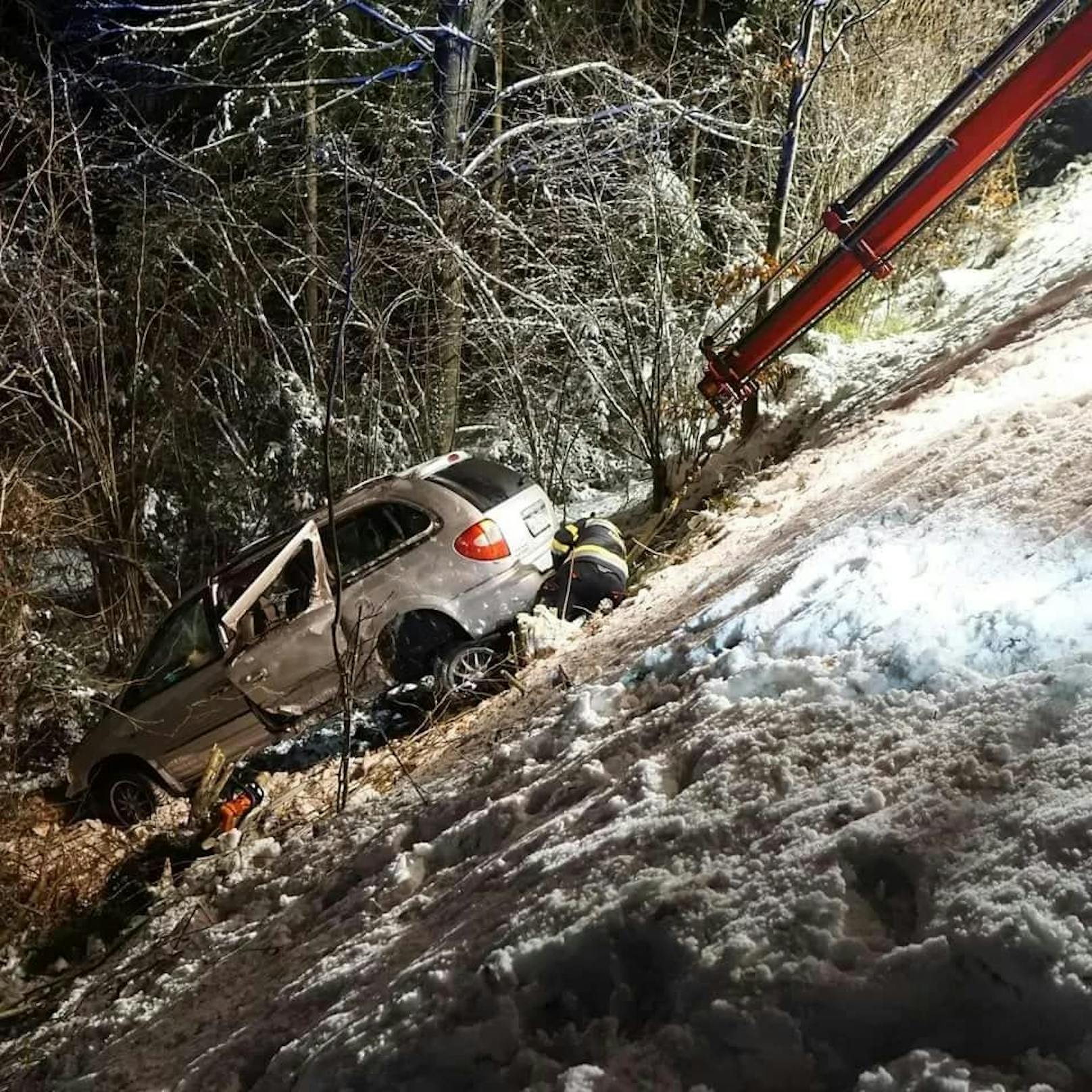 Der Wagen kam rund zehn Meter unterhalb der Straße auf der Seite zu liegen. 