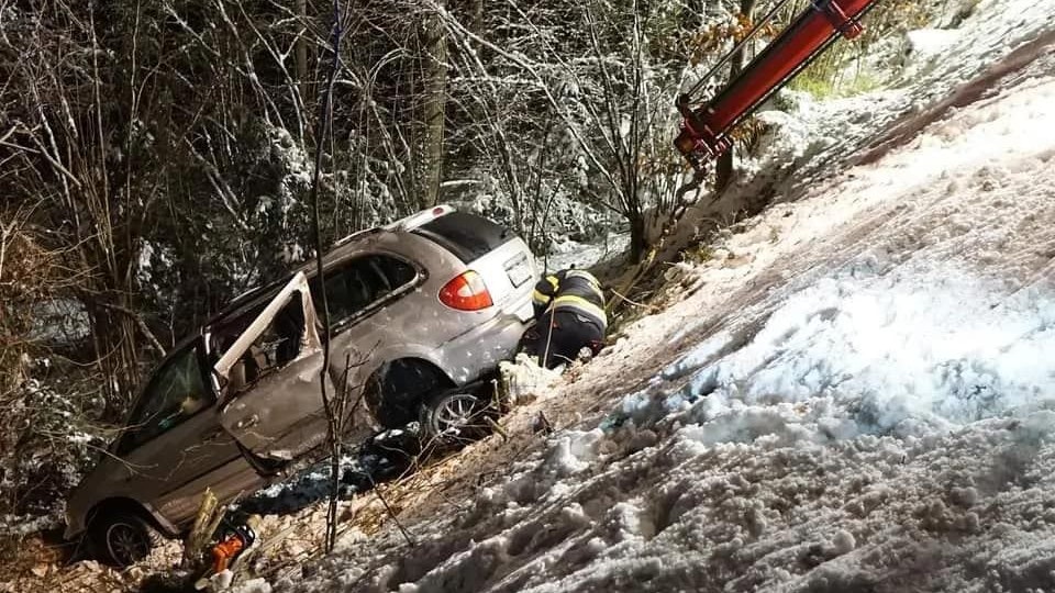 Der Wagen kam rund zehn Meter unterhalb der Straße auf der Seite zu liegen. 