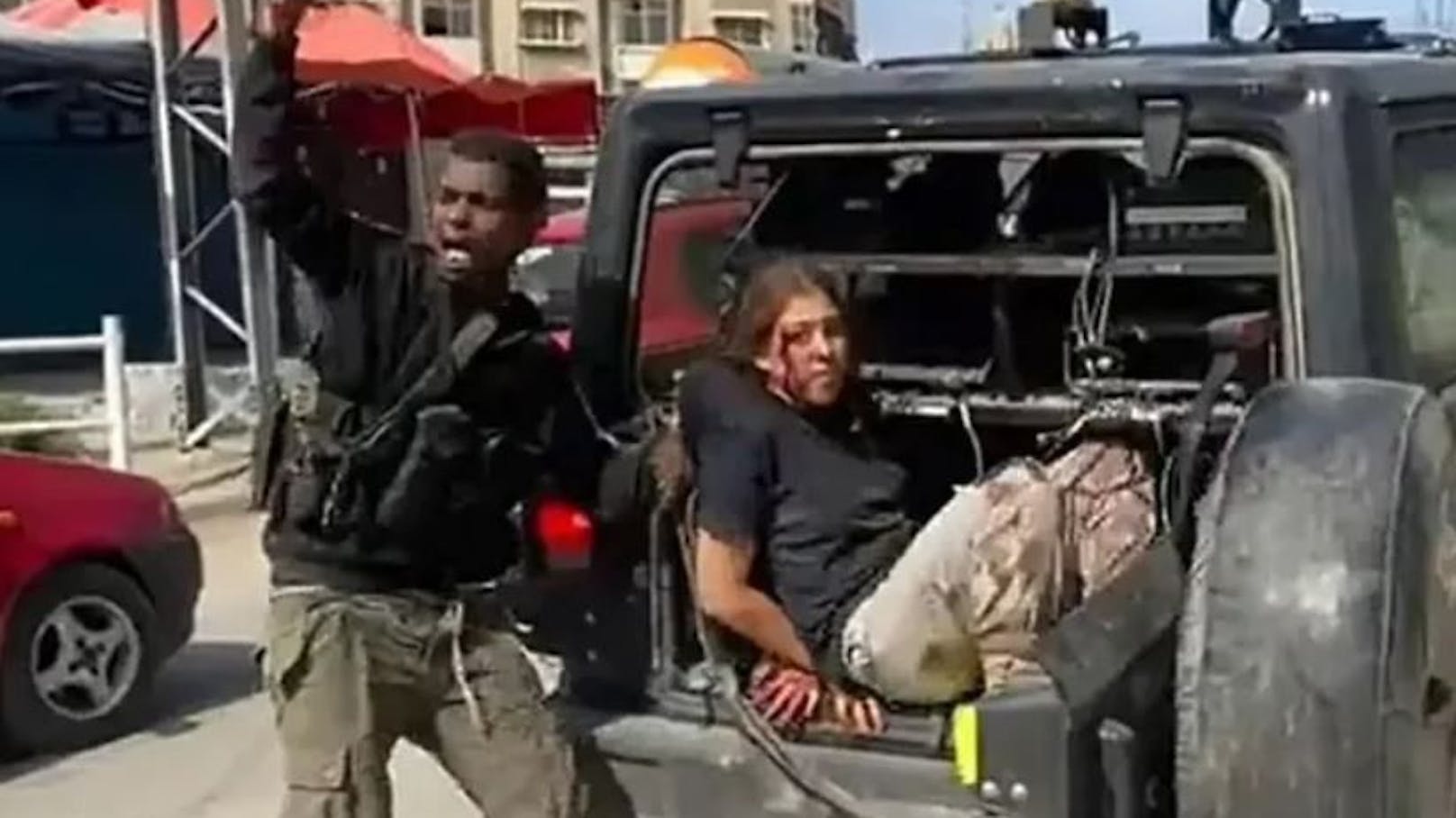 Hamas-Geisel in viralem Video ist eine 19-jährige Frau