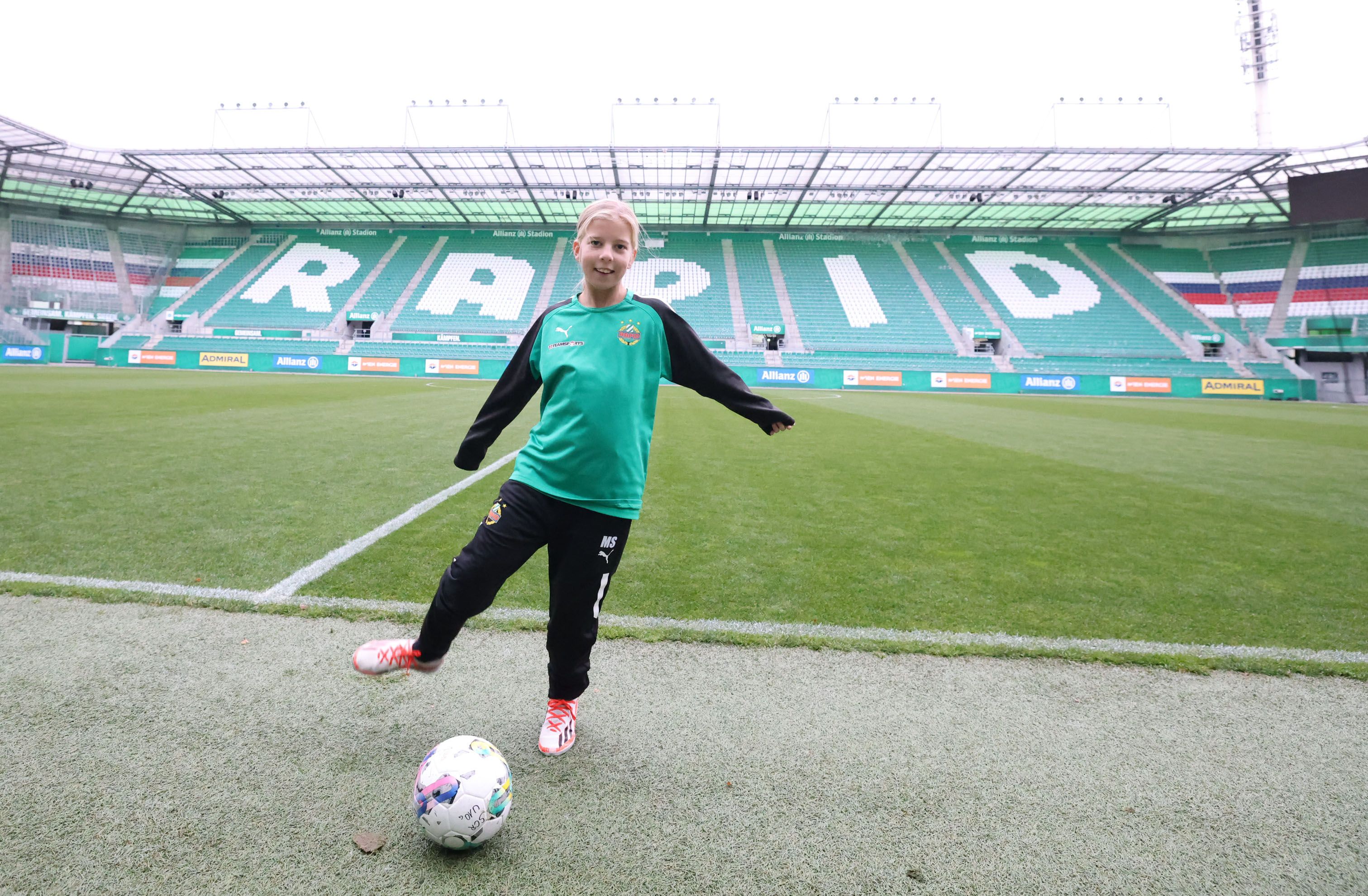 Mia (9) trainiert seit August für die neue U10-Mädchenmannschaft bei SK Rapid.