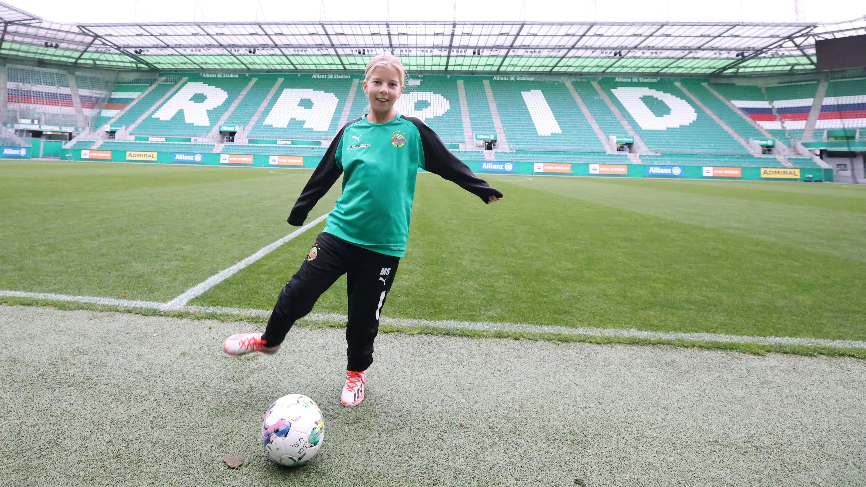 Mia (9) kickt für die Rapid-Mädchenmannschaft