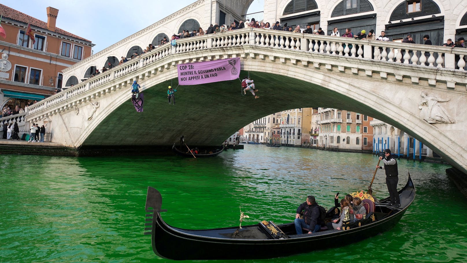 Freitagnachmittag haben Mitglieder der Protestgruppe "Extinction Rebellion" den Canal Grande in Venedig grün gefärbt.