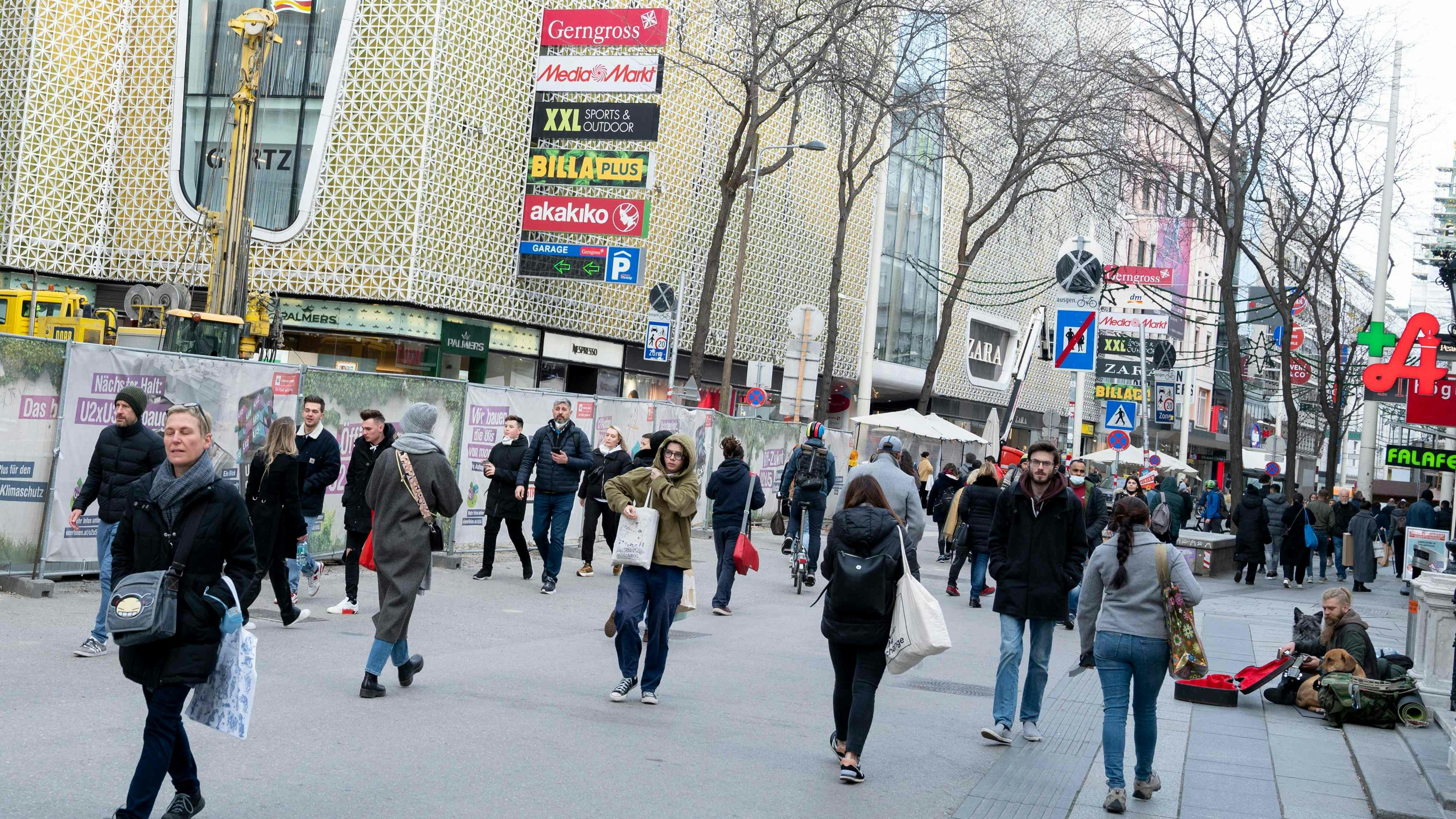 Die Konsumenten sparen heuer mehr.