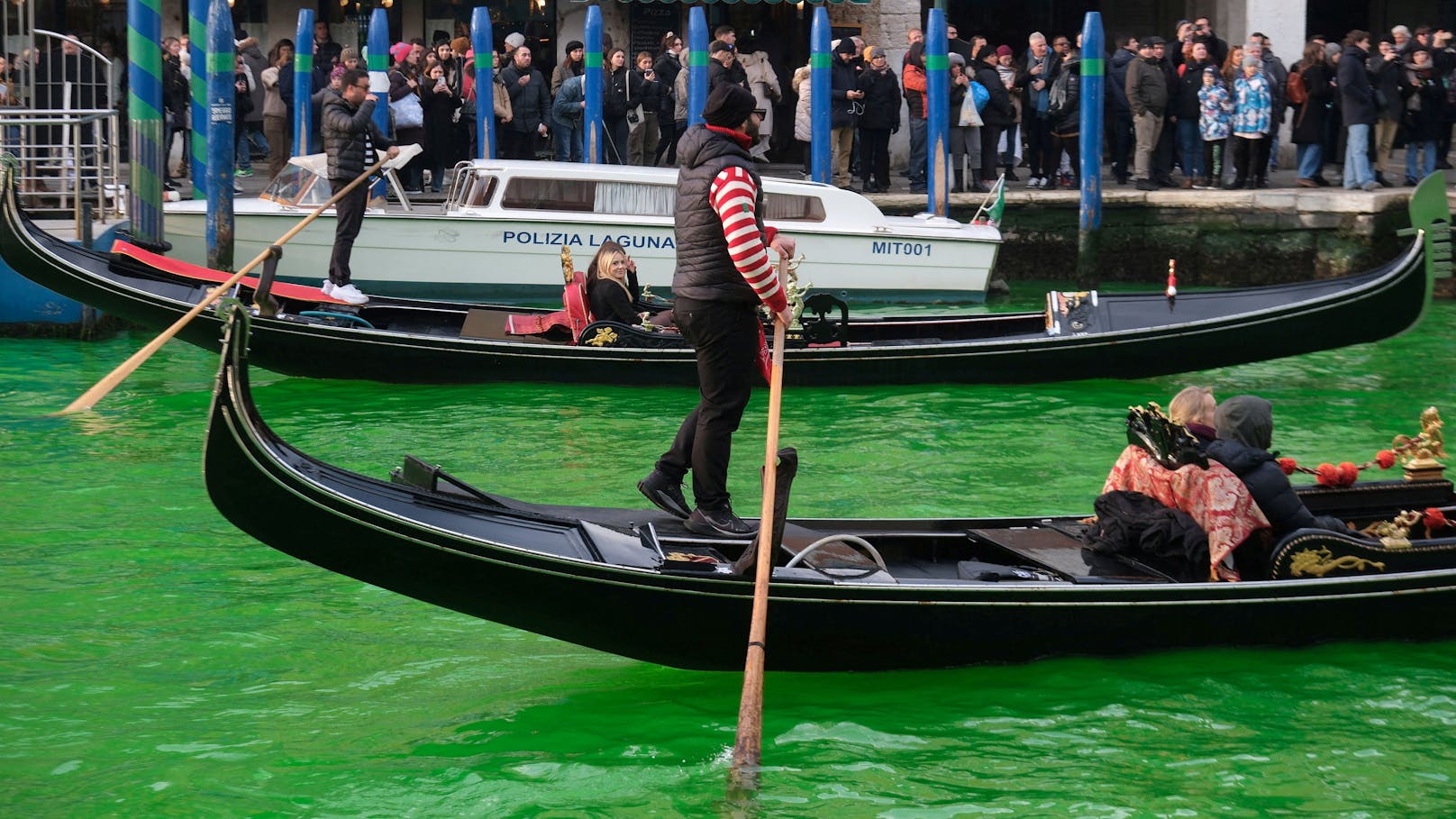 Besucher der Stadt bemerkten, dass das Wasser im Canal Grande plötzlich grün leuchtete.