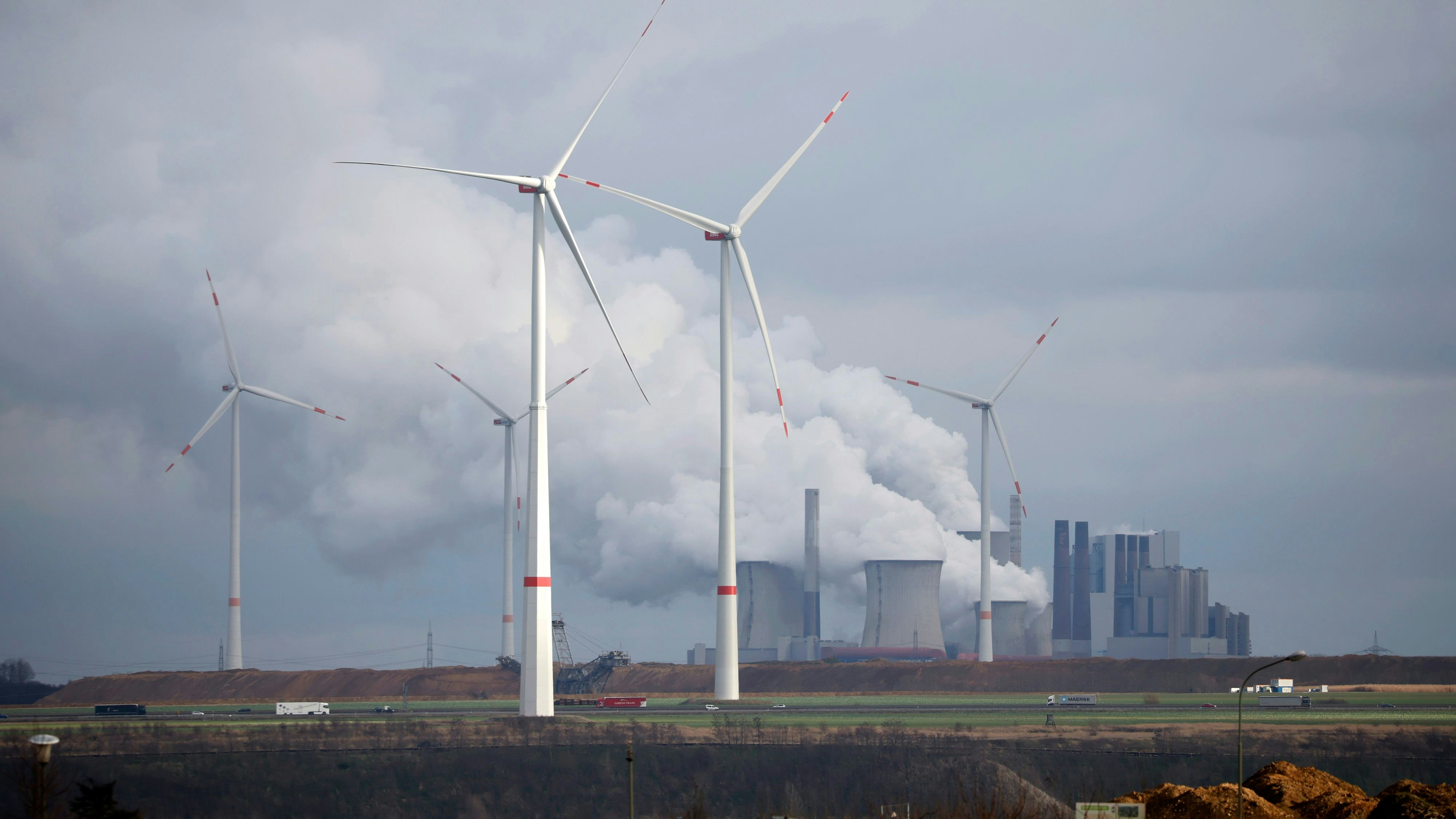 Download von www.picturedesk.com am 10.12.2023 (14:14).  ACT action_40929652 -- Windkraftanlagen stehen auf einem Feld bei Erkelenz, dahinter das Kohlekraftwerk Neurath von RWE. Die Ampelkoalition hat den Ausbau erneuerbarer Energien beschlossen. Danach sollen bis 2030 mindestens 11,5 Gigawatt aus Windenergie produziert werden. (Themenbild, Symbolbild) Erkelenz, 09.01.2023 - 20230109_PD10072 - Rechteinfo: Rights Managed (RM)