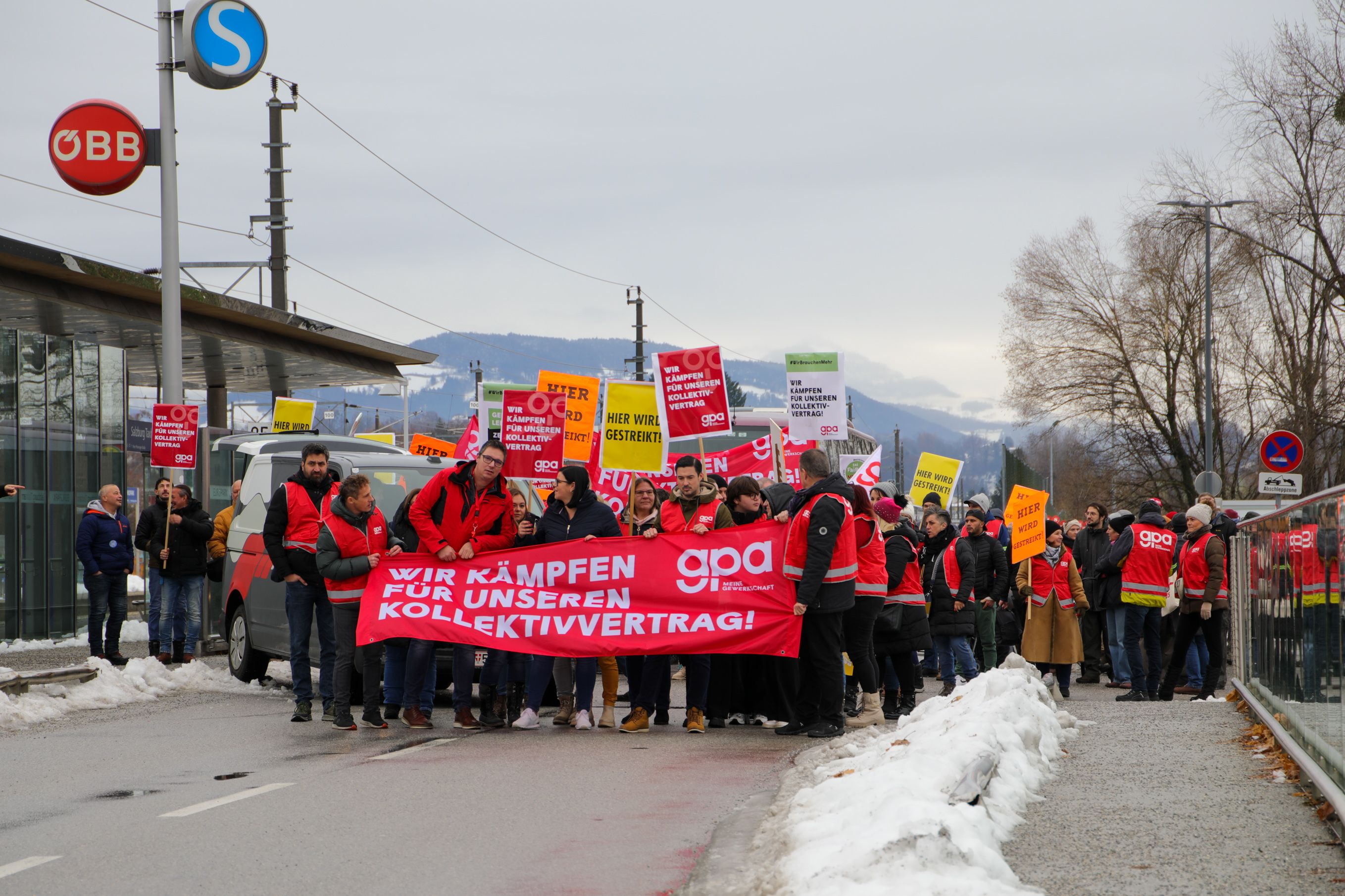 Demonstrationen und Proteste (hier in Salzburg) werden fortgesetzt.
