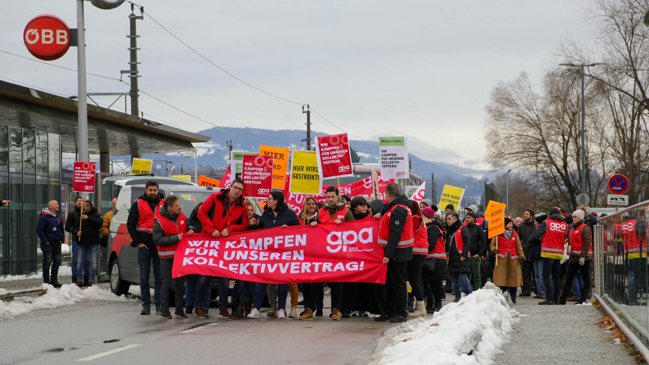 Download von www.picturedesk.com am 10.12.2023 (17:13).  ABD0047_20231209 - SALZBURG - ÖSTERREICH: ZU APA0064 VOM 9.12.2023 - Eine Protestaktion am Samstag, 9. Dezember 2023, beim Europark in Salzburg. Nachdem es am Donnerstag auch in der fünften Verhandlungsrunde der Kollektivvertragsverhandlungen im Handel zu keiner Einigung gekommen ist, sind für heute, den zweiten Einkaufssamstag, Warnstreiks geplant, teilte die Gewerkschaft mit. - FOTO: APA/FMT-PICTURES - MW - 20231209_PD2139 - Rechteinfo: Rights Managed (RM)