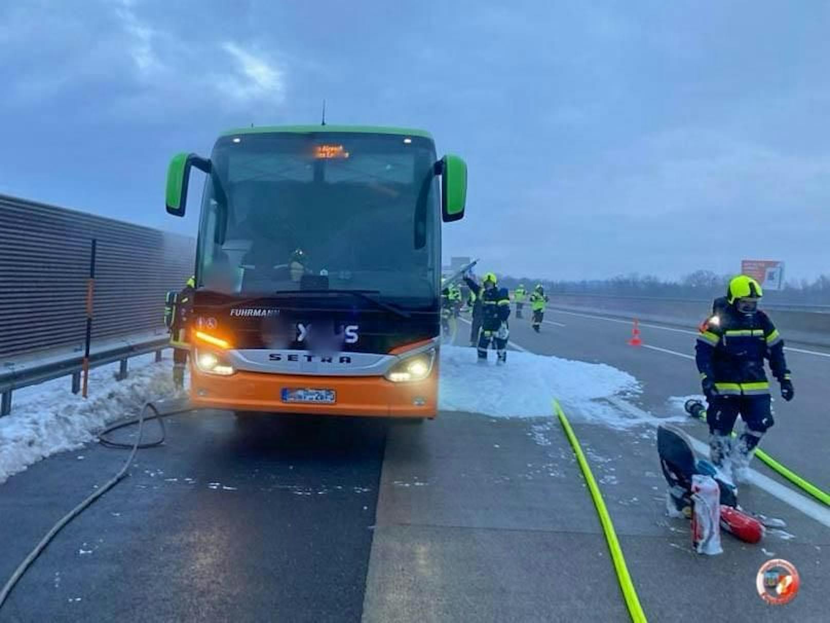 Auf der A5 bei Großkrut (NÖ) geriet ein Flixbus in Brand.