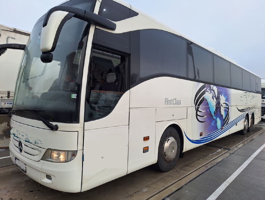 Die Polizei zog den Reisebus aus dem Verkehr.