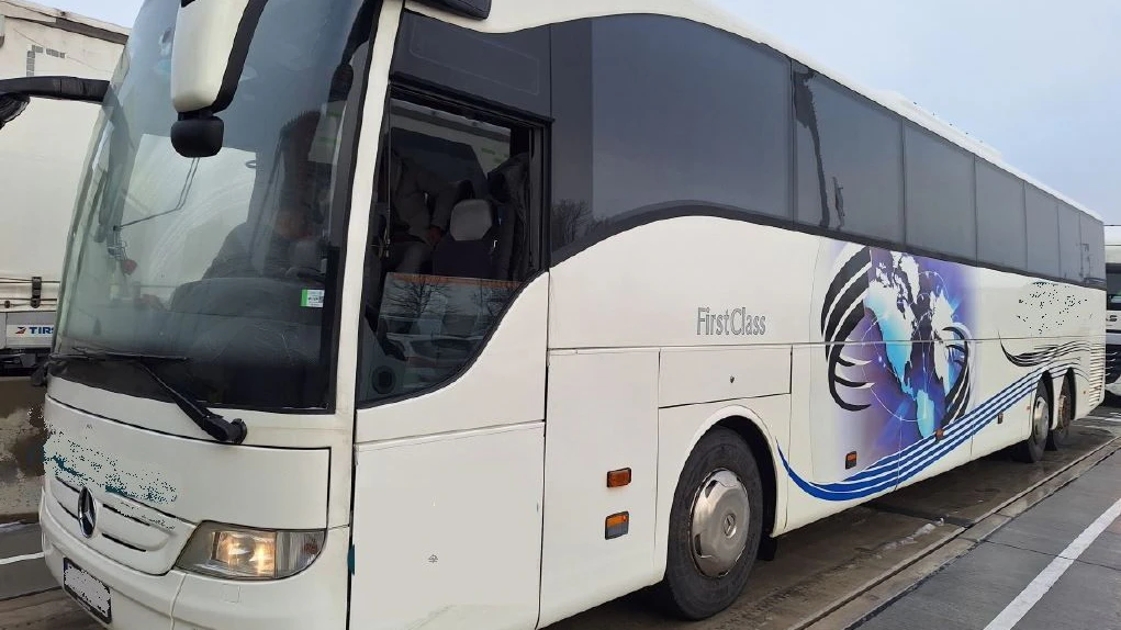 Die Polizei zog den Reisebus aus dem Verkehr.