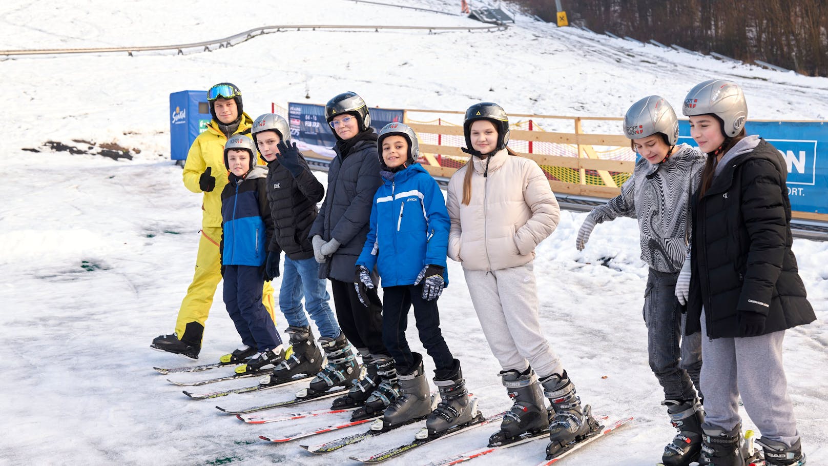 Wiener Schüler sausen mit Skiern über Recycling-Schnee