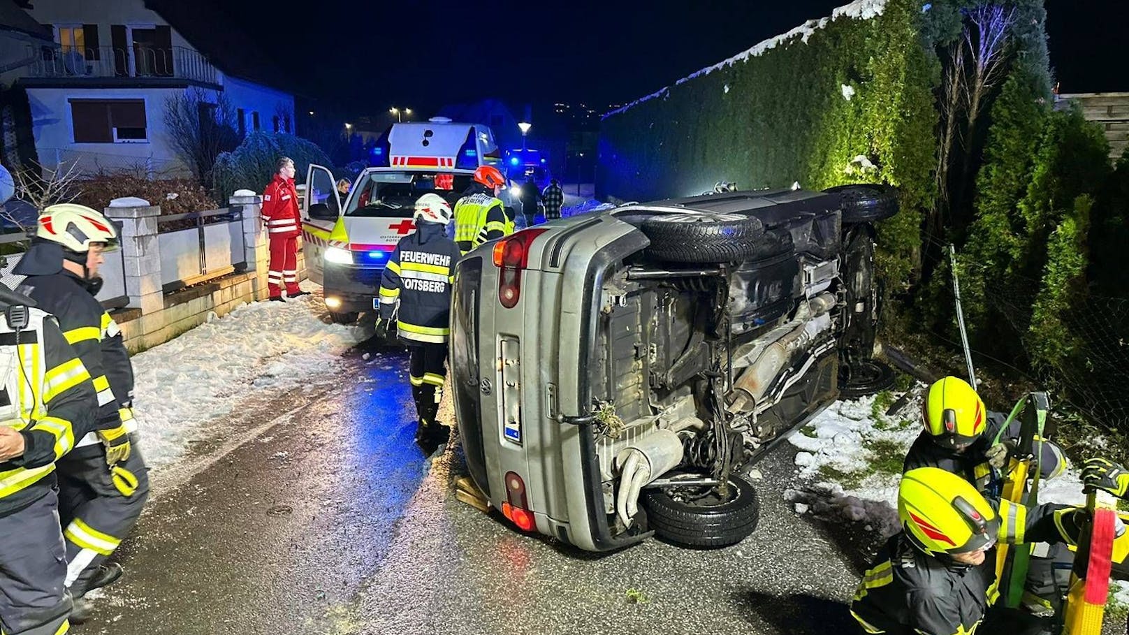 Am Sonntagabend kam es in Bärnbach (Bezirk Voitsberg) zu einem schweren Verkehrsunfall. Zwei Personen wurden im Fahrzeug eingeklemmt. Die Ermittlungen zur Unfallursache laufen.