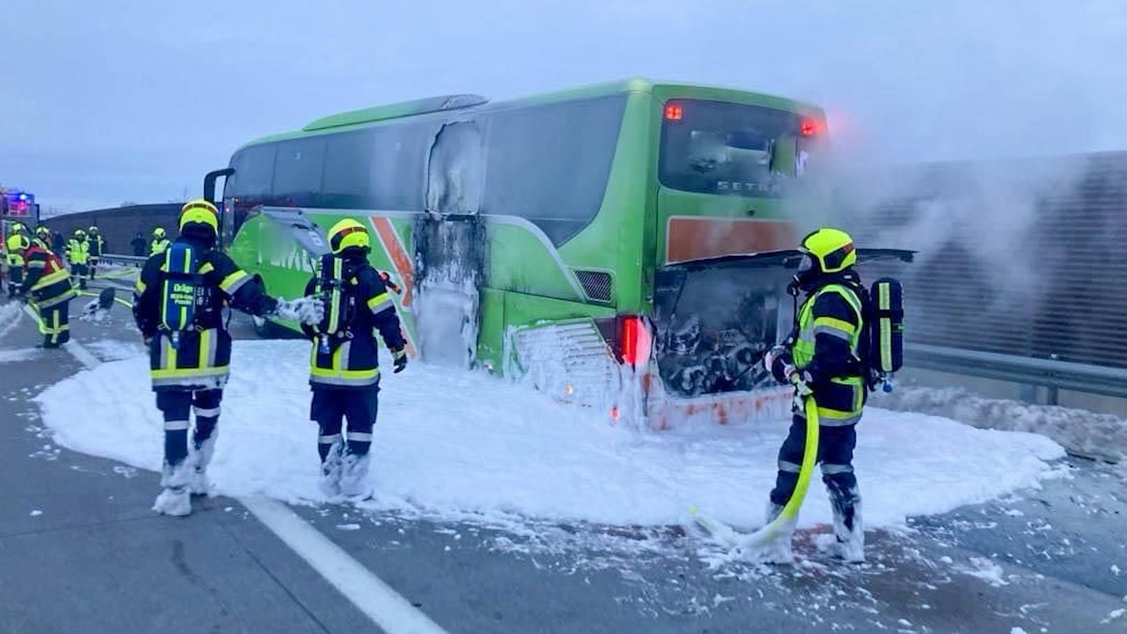 Feuer-Alarm auf A5! Flixbus brennt mitten auf Autobahn