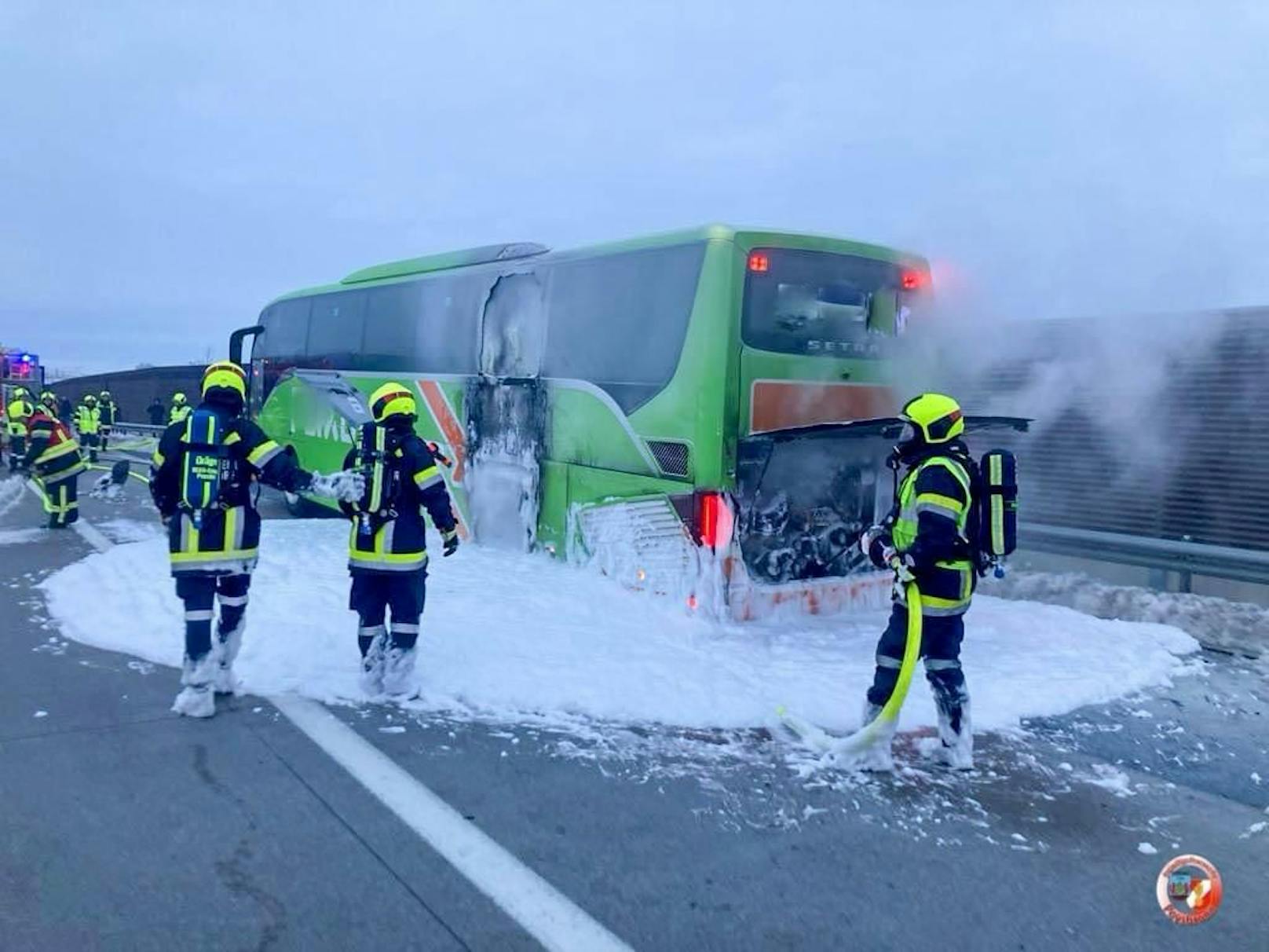 Auf der A5 bei Großkrut (NÖ) geriet ein Flixbus in Brand.