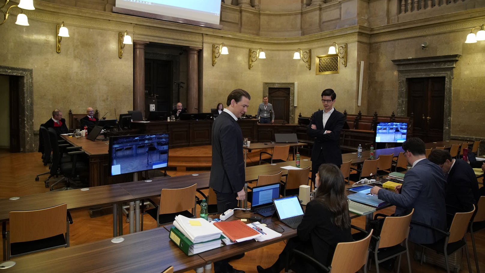 Richter Michael Radasztics ermahnt das Publikum, die Handys auszuschalten.