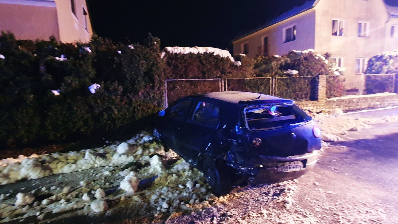 Am Sonntagabend kam es in Bärnbach (Bezirk Voitsberg) zu einem schweren Verkehrsunfall. Zwei Personen wurden im Fahrzeug eingeklemmt. Die Ermittlungen zur Unfallursache laufen.