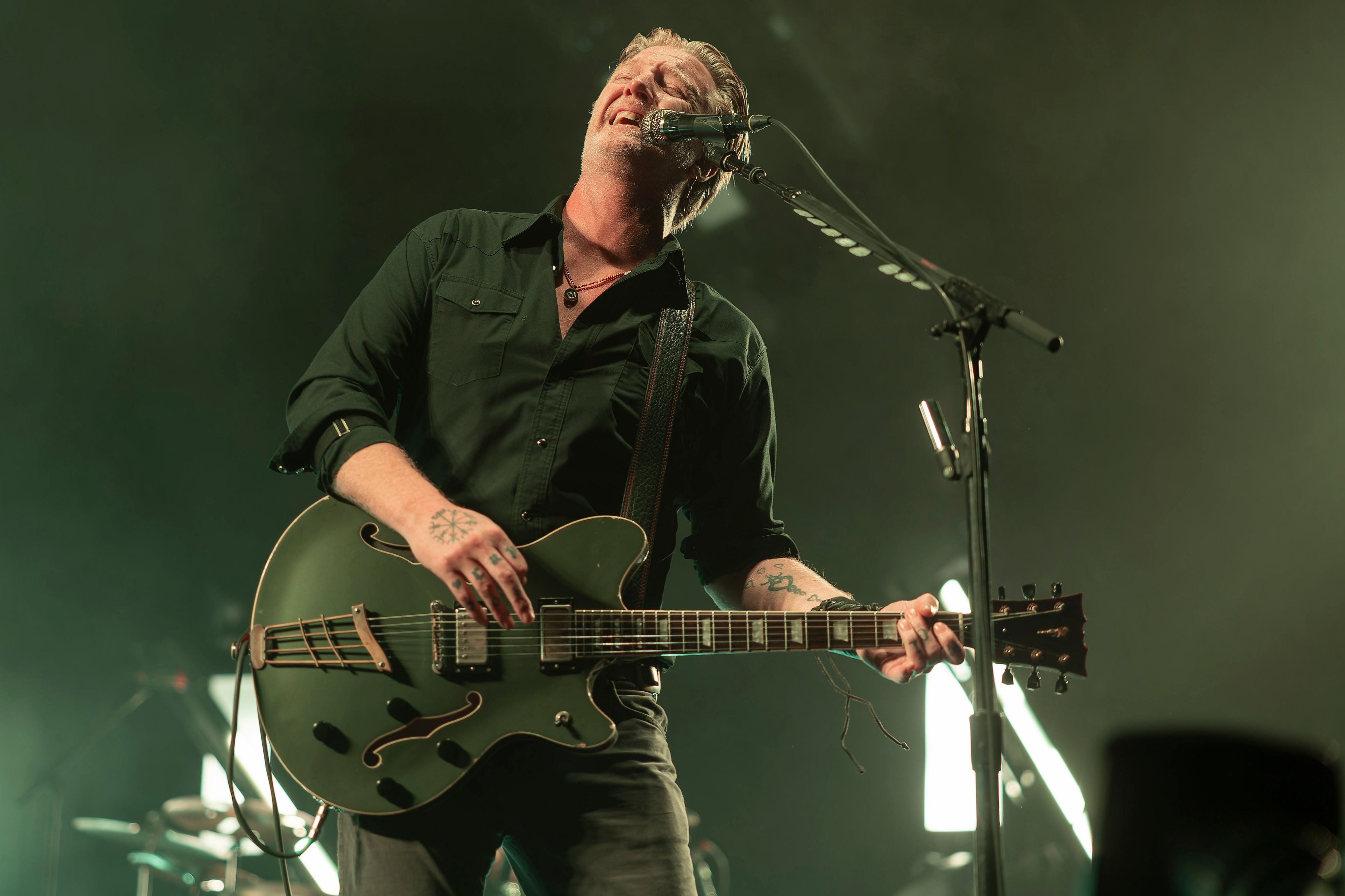 Josh Homme von Queens Of The Stone Age bei einem Konzert im November in Manchester