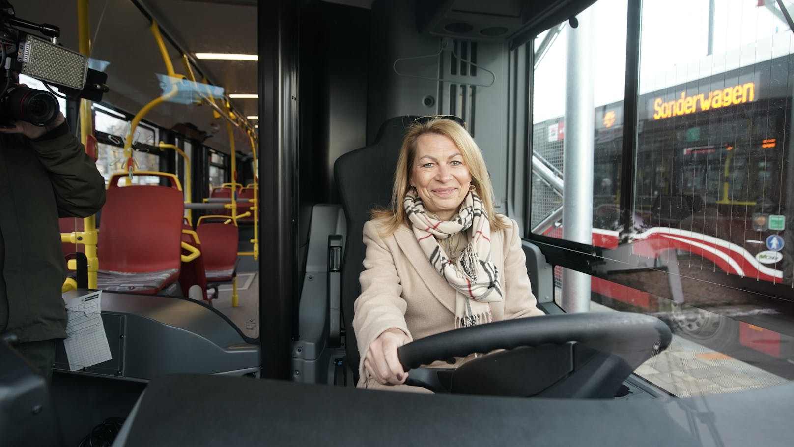 Wiener Linien-Chefin Alexandra Reinagl testete den neuen Bus gleich selbst.