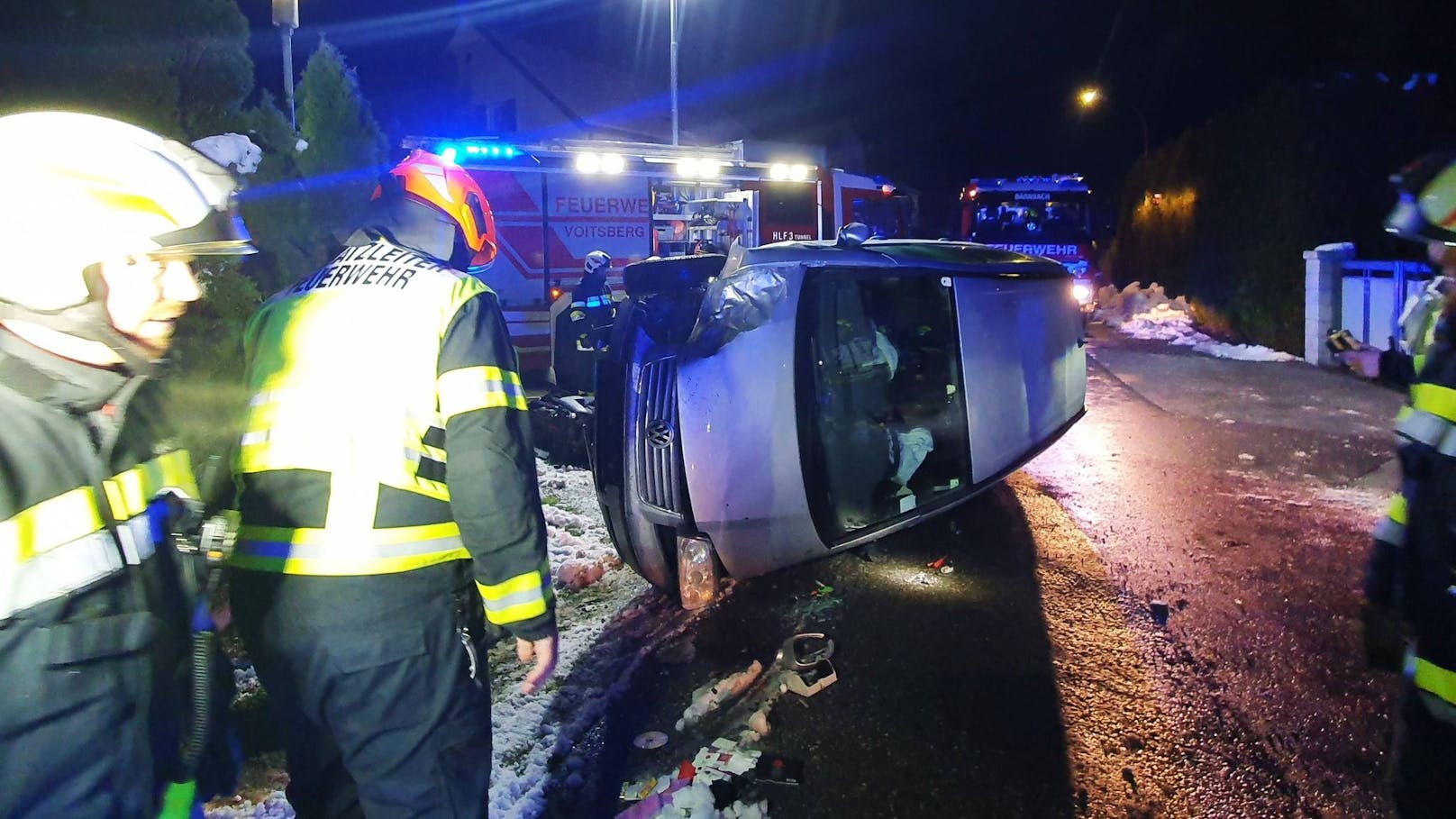 Am Sonntagabend kam es in Bärnbach (Bezirk Voitsberg) zu einem schweren Verkehrsunfall. Zwei Personen wurden im Fahrzeug eingeklemmt. Die Ermittlungen zur Unfallursache laufen.