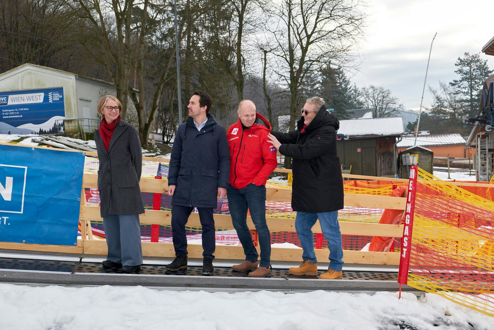 Bezirksrätin von Penzing Michaela Schüchner, Bildungsstadtrat Christoph Wiederkehr (NEOS), Roland König als Chef des Wiener Skiverbandes und Gesundheitsstadtrat Peter Hacker (SPÖ) (v.li.) am Montag zur Eröffnung der Piste