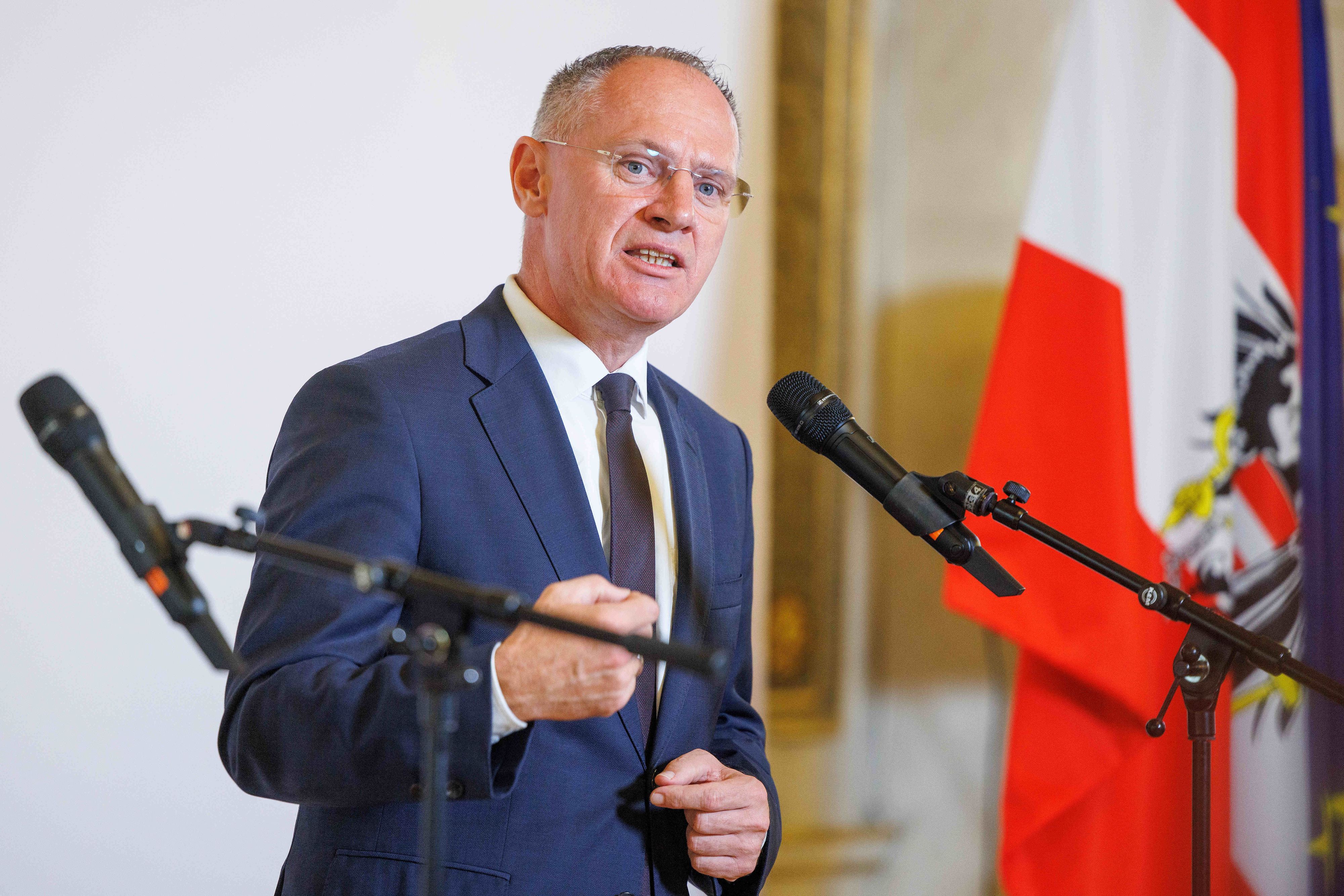 Innenminister Gerhard Karner (ÖVP) - hier auf einem Archivbild von November 2023. Im ORF haute er auf den Tisch, der Moderator griff ein.