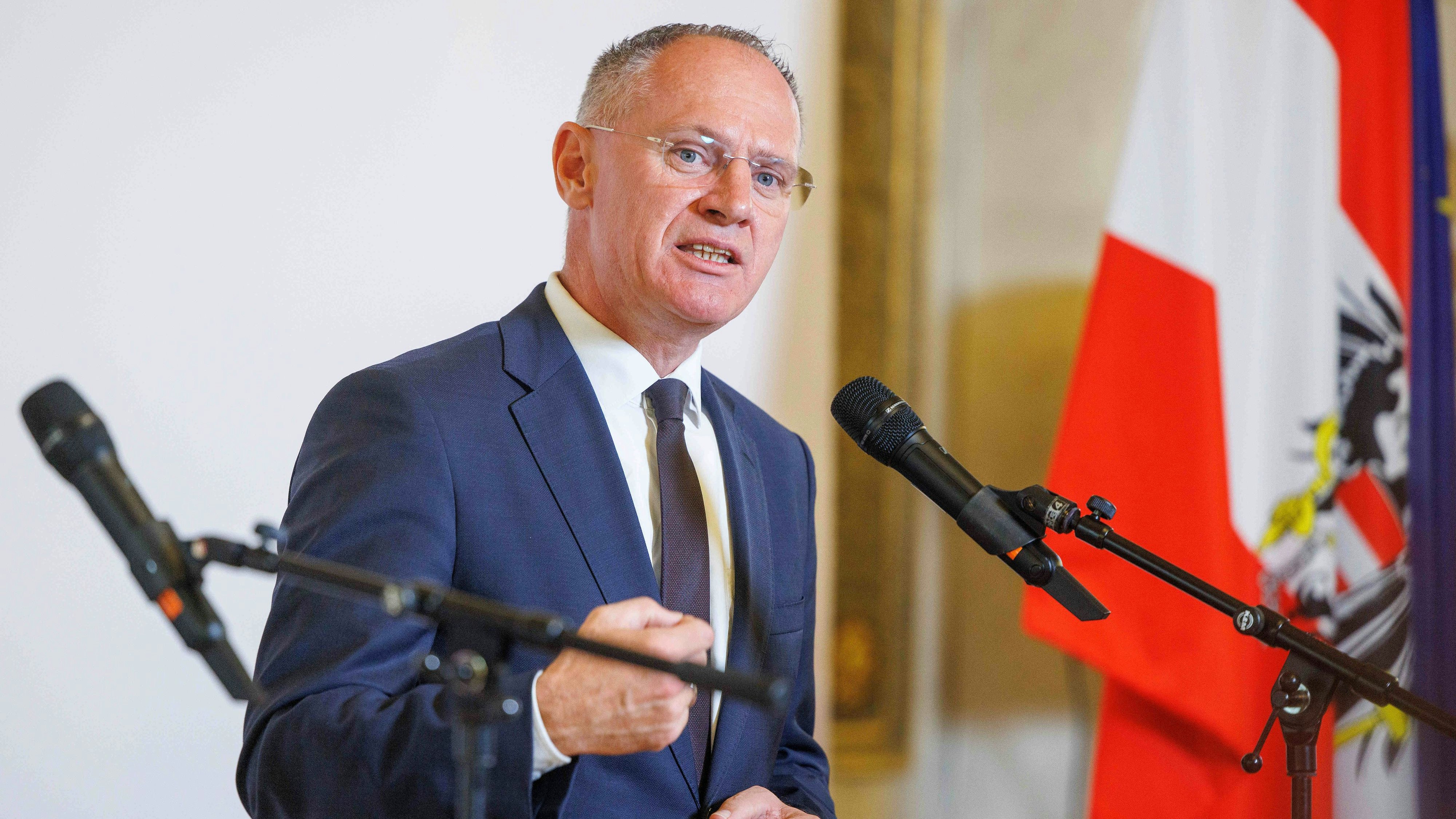 Innenminister Gerhard Karner (ÖVP) - hier auf einem Archivbild von November 2023. Im ORF haute er auf den Tisch, der Moderator griff ein.