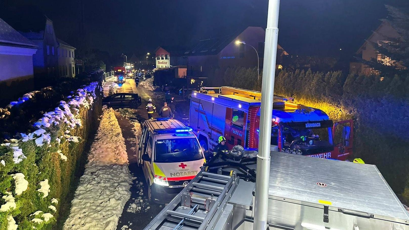 Am Sonntagabend kam es in Bärnbach (Bezirk Voitsberg) zu einem schweren Verkehrsunfall. Zwei Personen wurden im Fahrzeug eingeklemmt. Die Ermittlungen zur Unfallursache laufen.