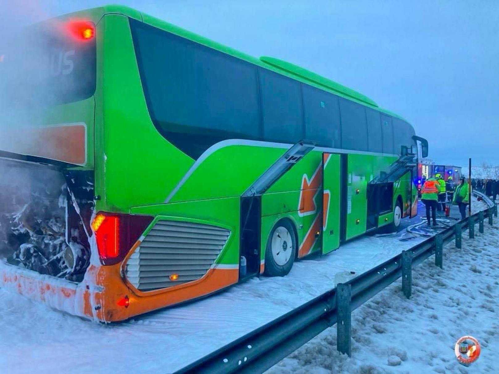 Auf der A5 bei Großkrut (NÖ) geriet ein Flixbus in Brand.