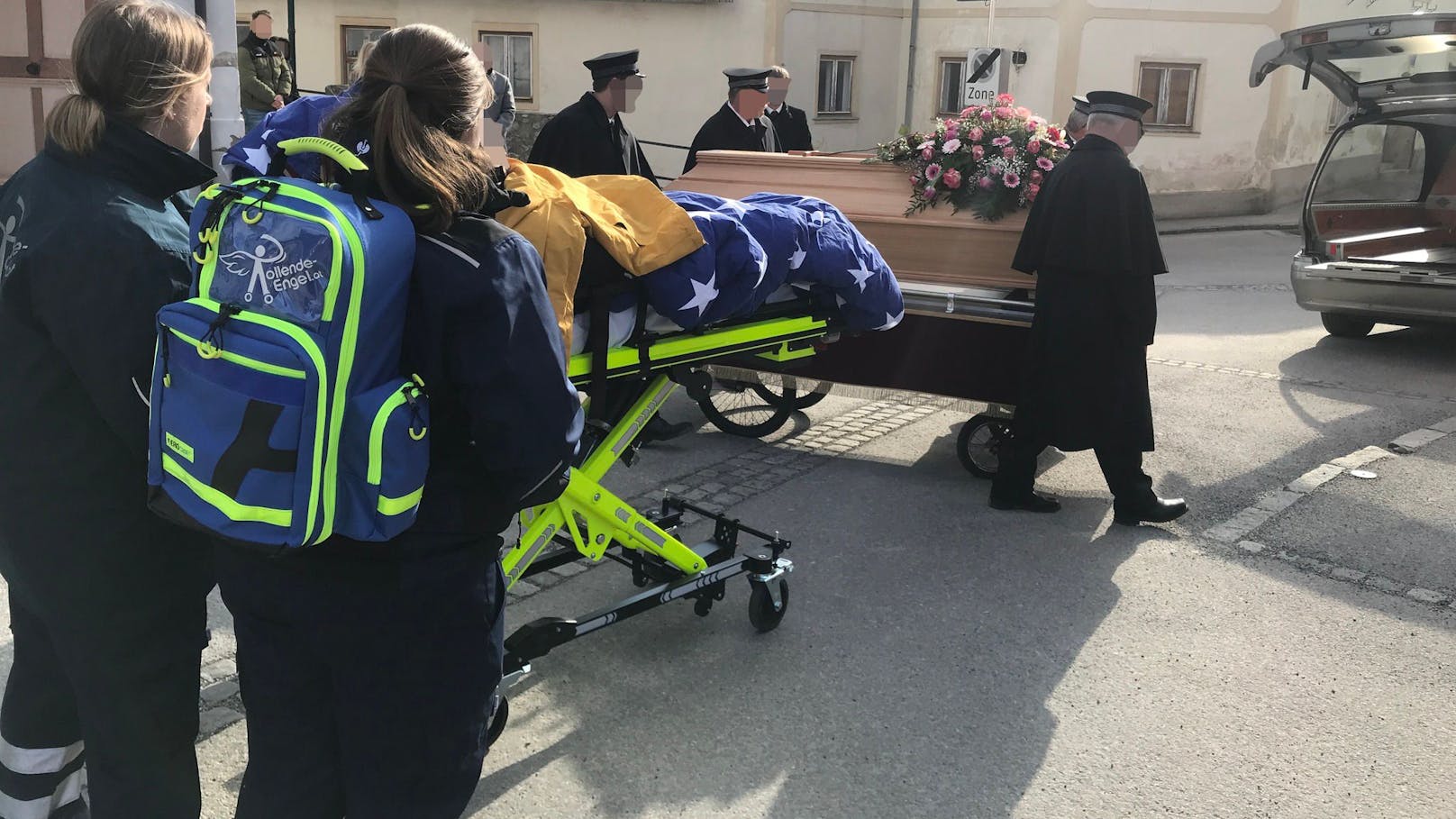 Nach der Kirche machte sich zum Gruppe zum Friedhof auf.