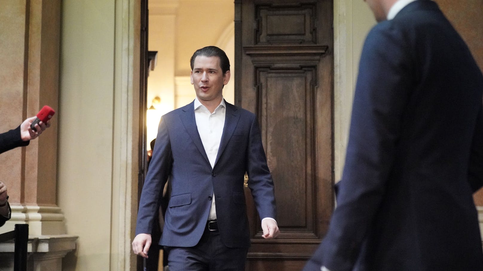 Kurz und seinem ehemaligen Kabinettschef Bernhard Bonelli wird von der WKStA vorgeworfen, sie hätten als Auskunftspersonen vor dem Ibiza-U-Ausschuss insbesondere im Zusammenhang mit der Errichtung der ÖBAG und der Besetzung des Vorstandes und Aufsichtsrates dieser Gesellschaft falsch ausgesagt – drei Jahre Haft drohen.