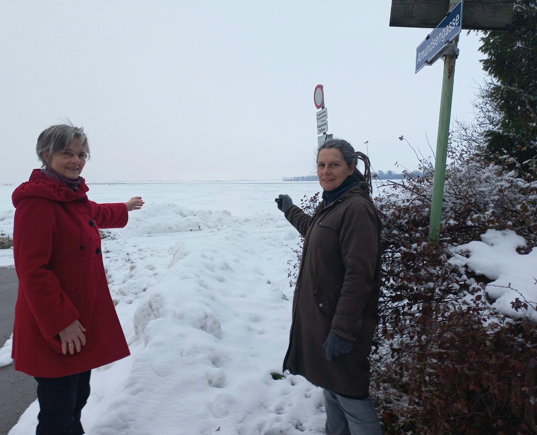 Bettina Bergauer, Bezirksverantwortliche der Grünen und Beate Kainz, Bezirkssprecherin, am Ortsrand von Deutsch-Wagram, dort wo die Anrainer in Zukunft den Schotterabbau direkt beobachten können.