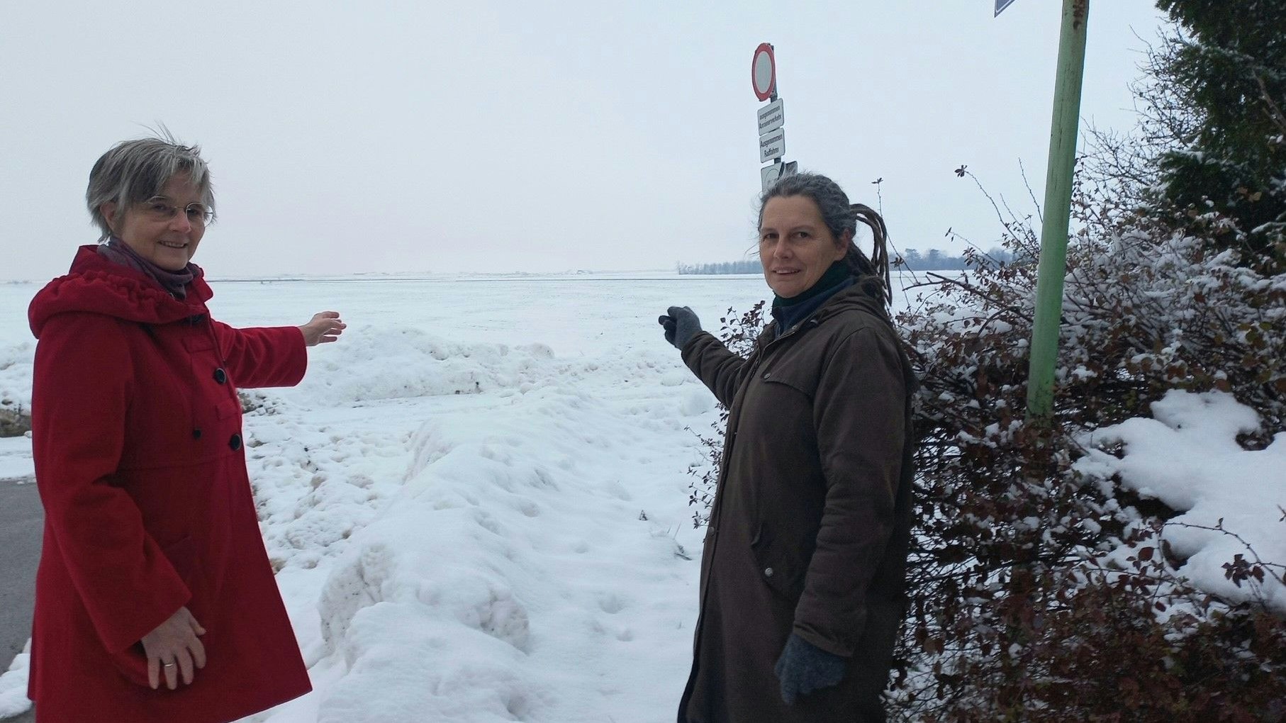 Bettina Bergauer, Bezirksverantwortliche der Grünen und Beate Kainz, Bezirkssprecherin, am Ortsrand von Deutsch-Wagram, dort wo die Anrainer in Zukunft den Schotterabbau direkt beobachten können.