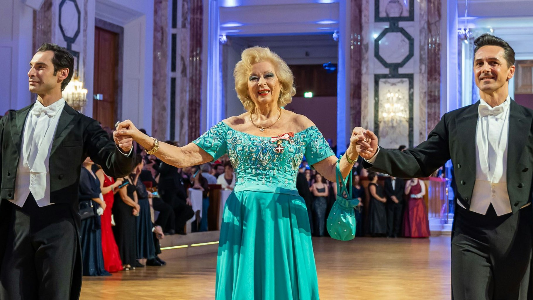 "Ballmutti" Birgit Sarata ist selbst ein echtes Zuckergoscherl.