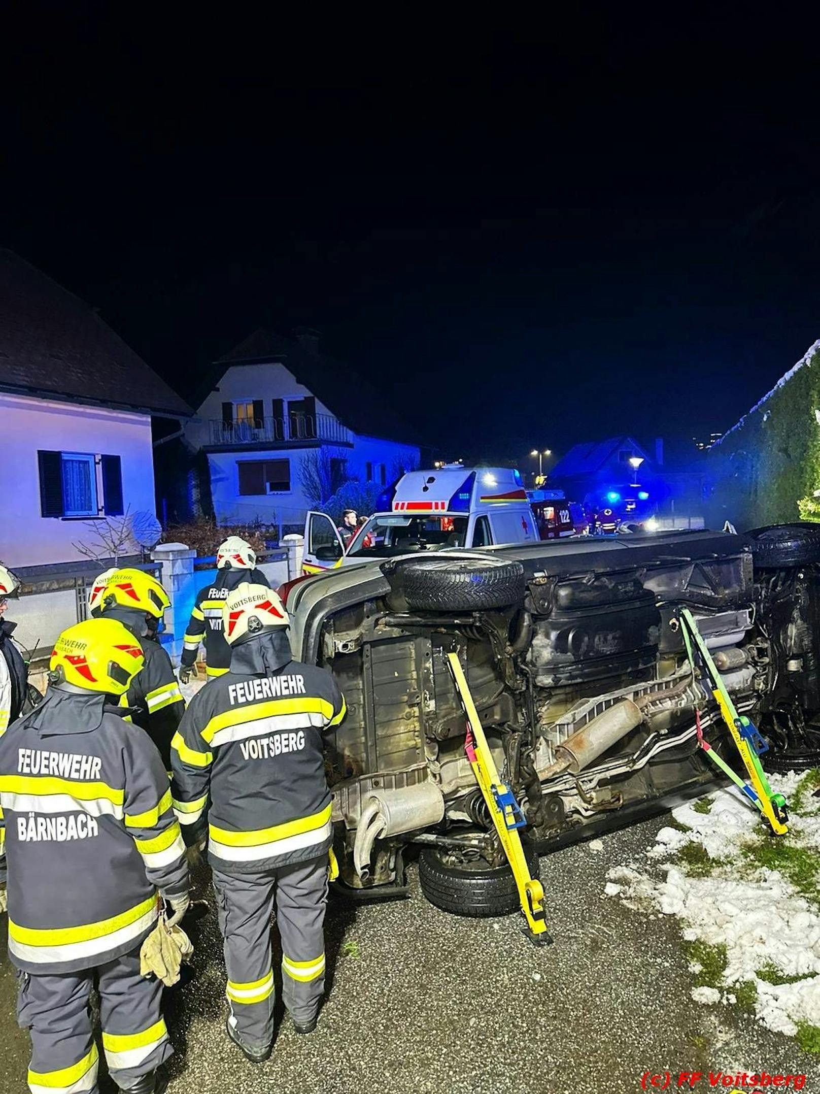 Am Sonntagabend kam es in Bärnbach (Bezirk Voitsberg) zu einem schweren Verkehrsunfall. Zwei Personen wurden im Fahrzeug eingeklemmt. Die Ermittlungen zur Unfallursache laufen.