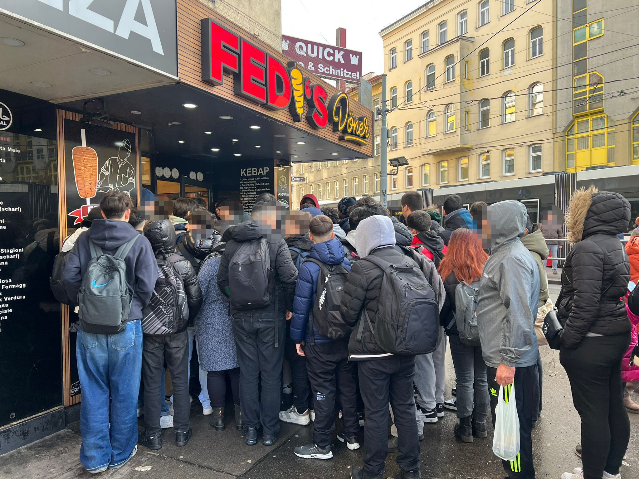 Im 10. Wiener Bezirk warteten dutzende Schüler auf ihren kostenlosen Döner.
