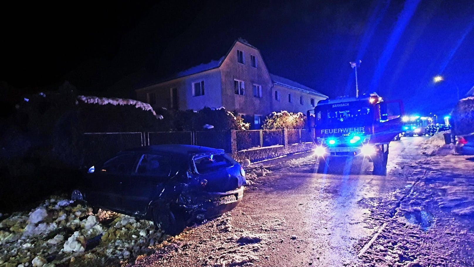 Am Sonntagabend kam es in Bärnbach (Bezirk Voitsberg) zu einem schweren Verkehrsunfall. Zwei Personen wurden im Fahrzeug eingeklemmt. Die Ermittlungen zur Unfallursache laufen.