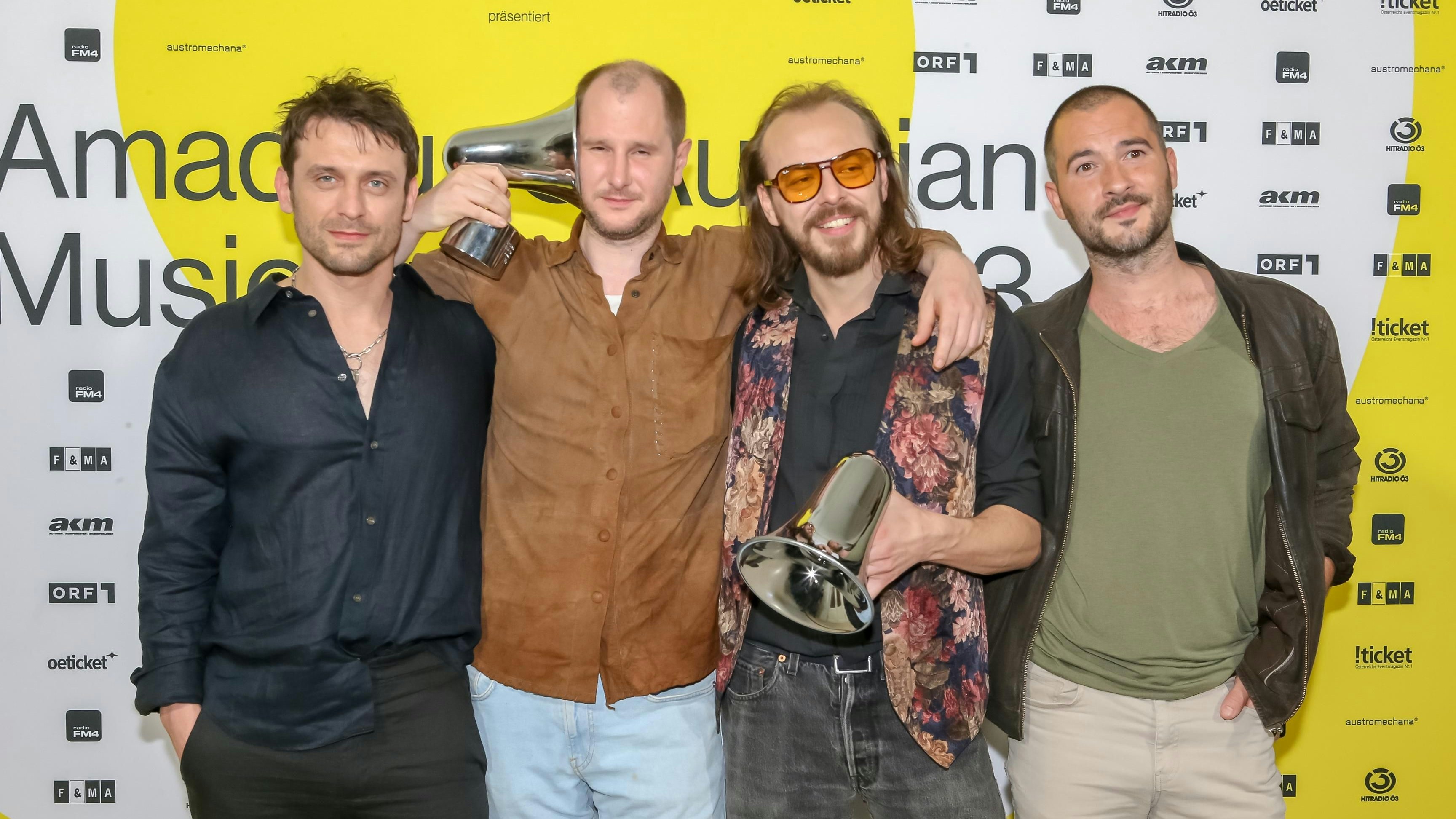 Download von www.picturedesk.com am 11.12.2023 (10:01).  28.04.2023, Wiener Volkstheater, AMADEUS Austrian Music Awards 2023, Verleihung von IFPI Austria - Verband der Österreichischen Musikwirtschaft im Bild: WANDA/Michael Marco Fitzthum/Manuel Christoph Poppe/Reinhold Ray Weber/Valentin Wegscheider, -mit d Award, - 20230428_PD15670 - Rechteinfo: Rights Managed (RM)