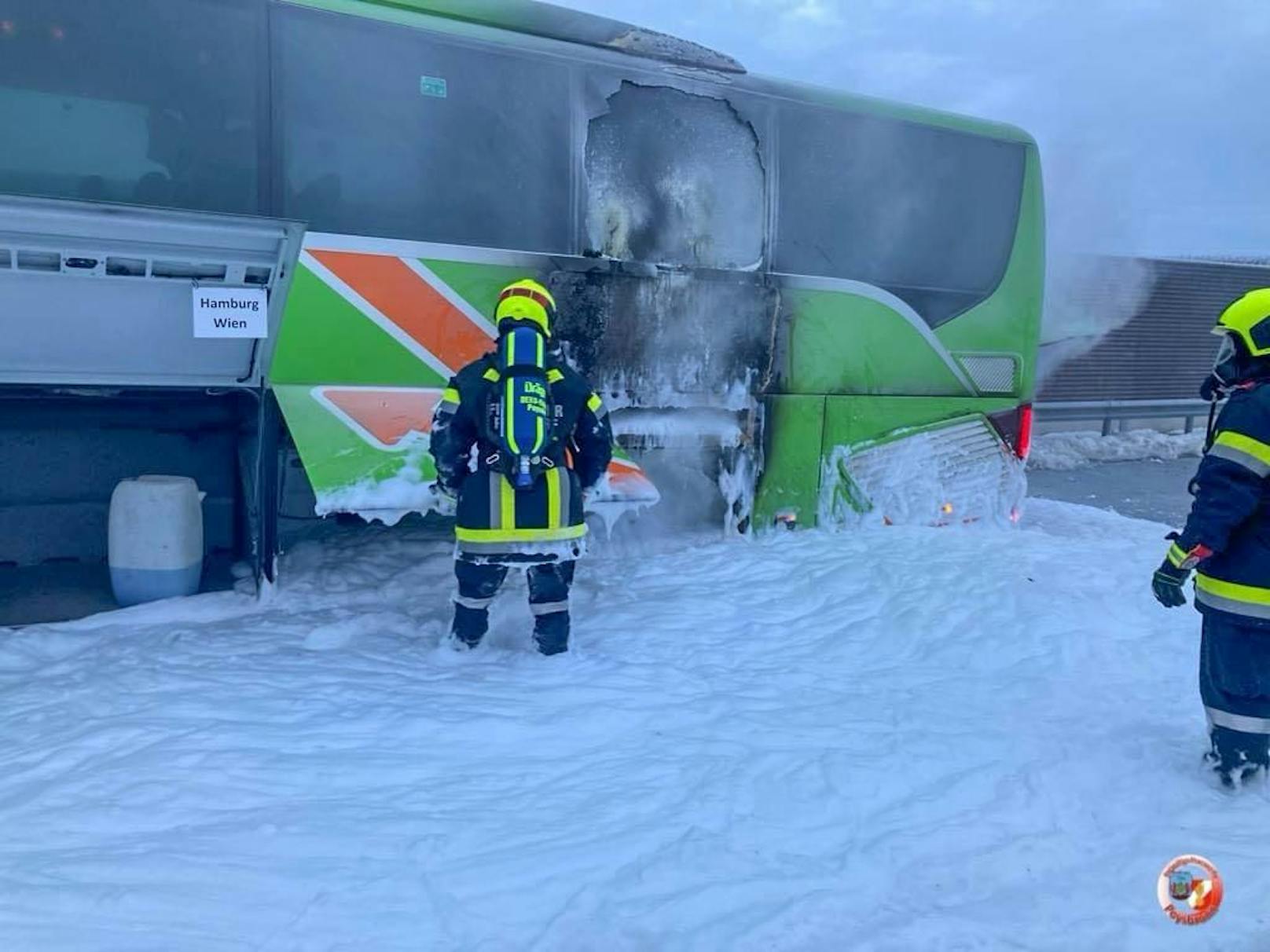 Auf der A5 bei Großkrut (NÖ) geriet ein Flixbus in Brand.