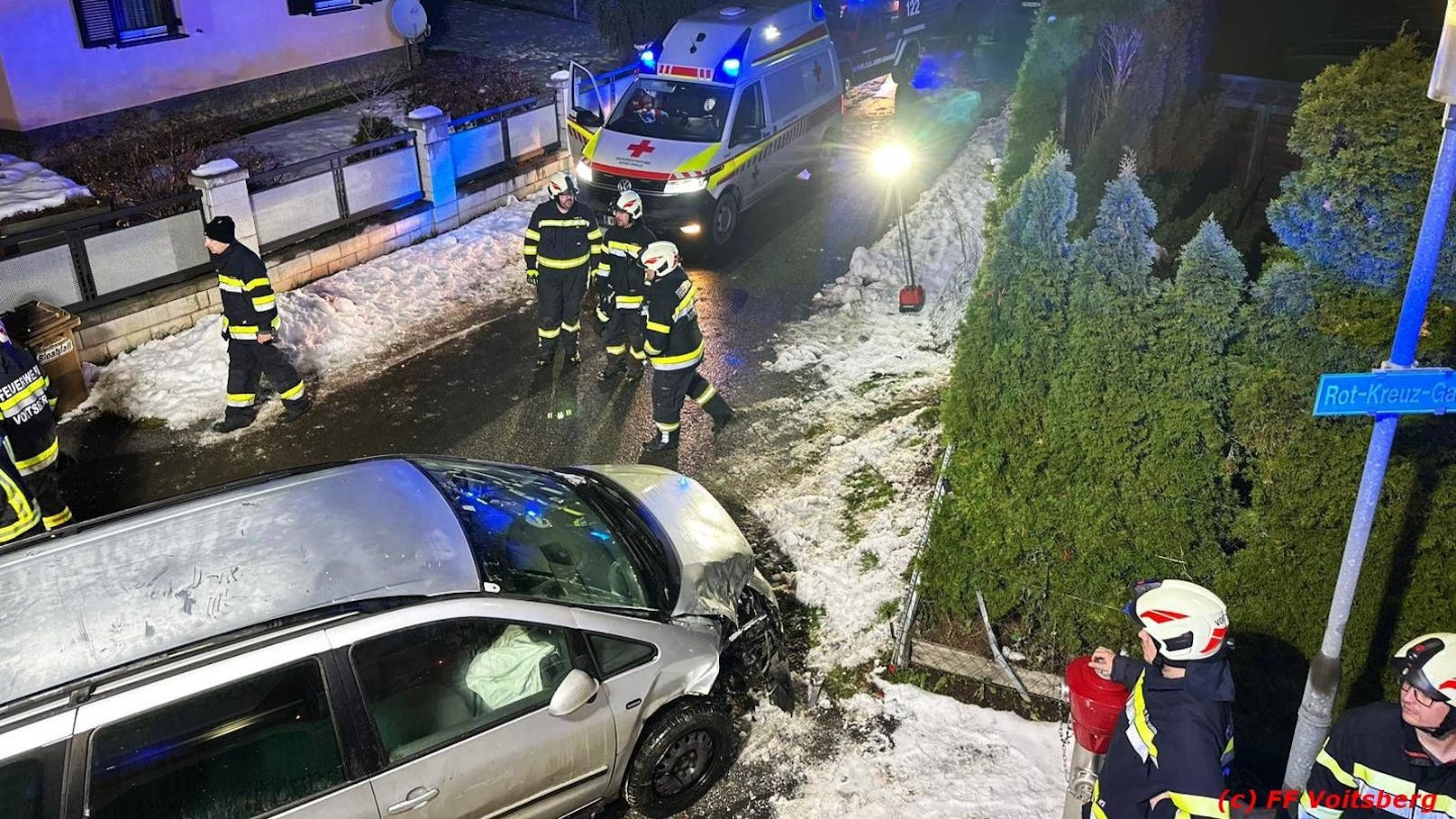Am Sonntagabend kam es in Bärnbach (Bezirk Voitsberg) zu einem schweren Verkehrsunfall. Zwei Personen wurden im Fahrzeug eingeklemmt. Die Ermittlungen zur Unfallursache laufen.