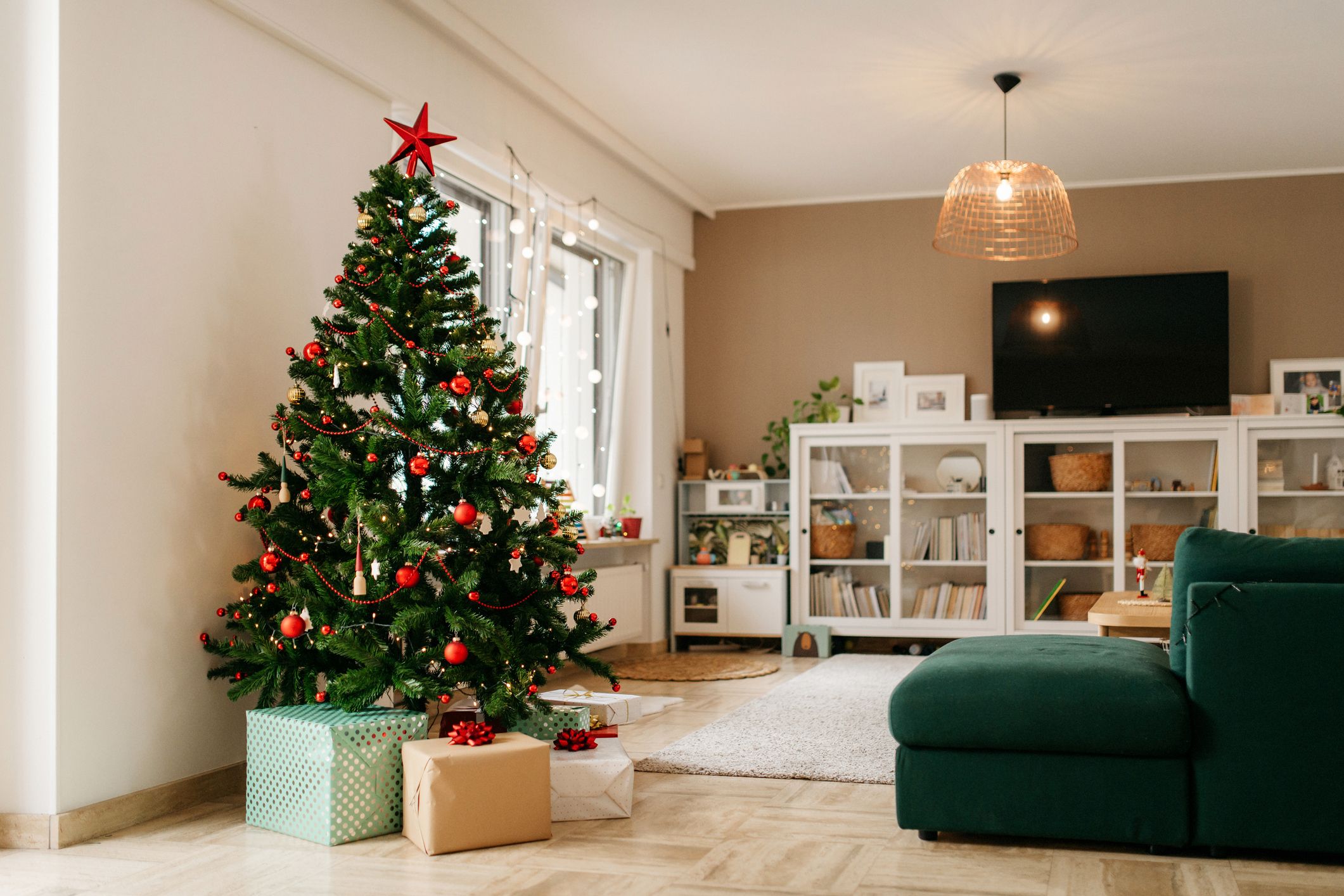 Das Weihnachtsbaum-Syndrom wird nicht durch das Tannengrün selbst verursacht, sondern durch verschiedene Substanzen, die den Ästen und Nadeln anhaften können.