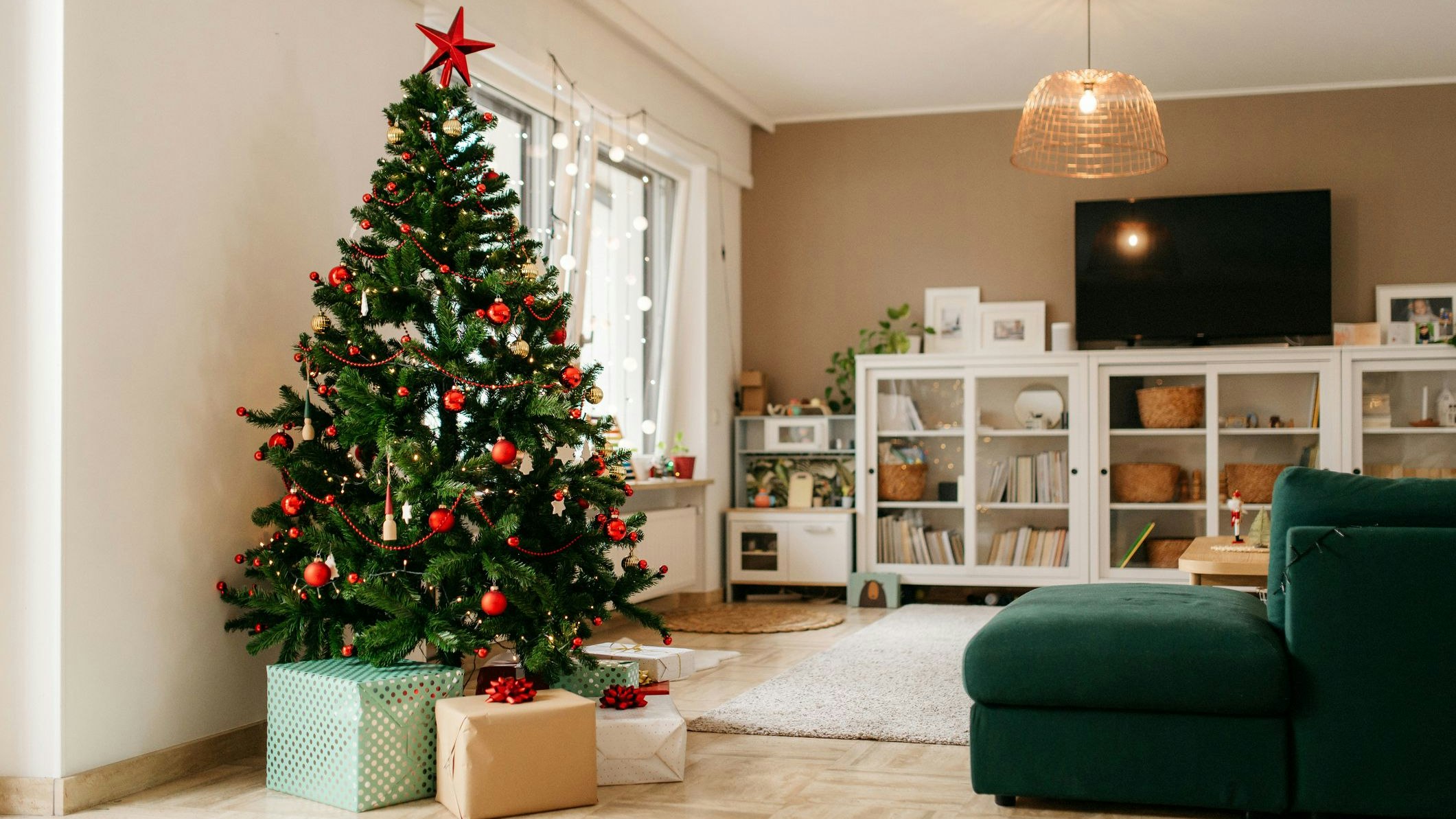 Das Weihnachtsbaum-Syndrom wird nicht durch das Tannengrün selbst verursacht, sondern durch verschiedene Substanzen, die den Ästen und Nadeln anhaften können.