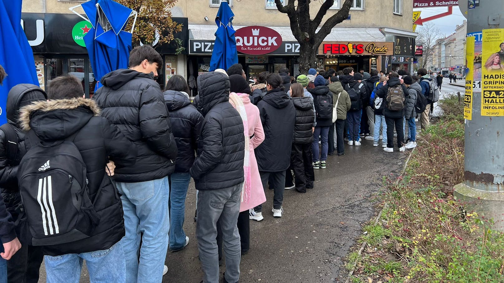 Mahlzeit! Dutzende Wiener stürmen zu Mittag Dönerladen