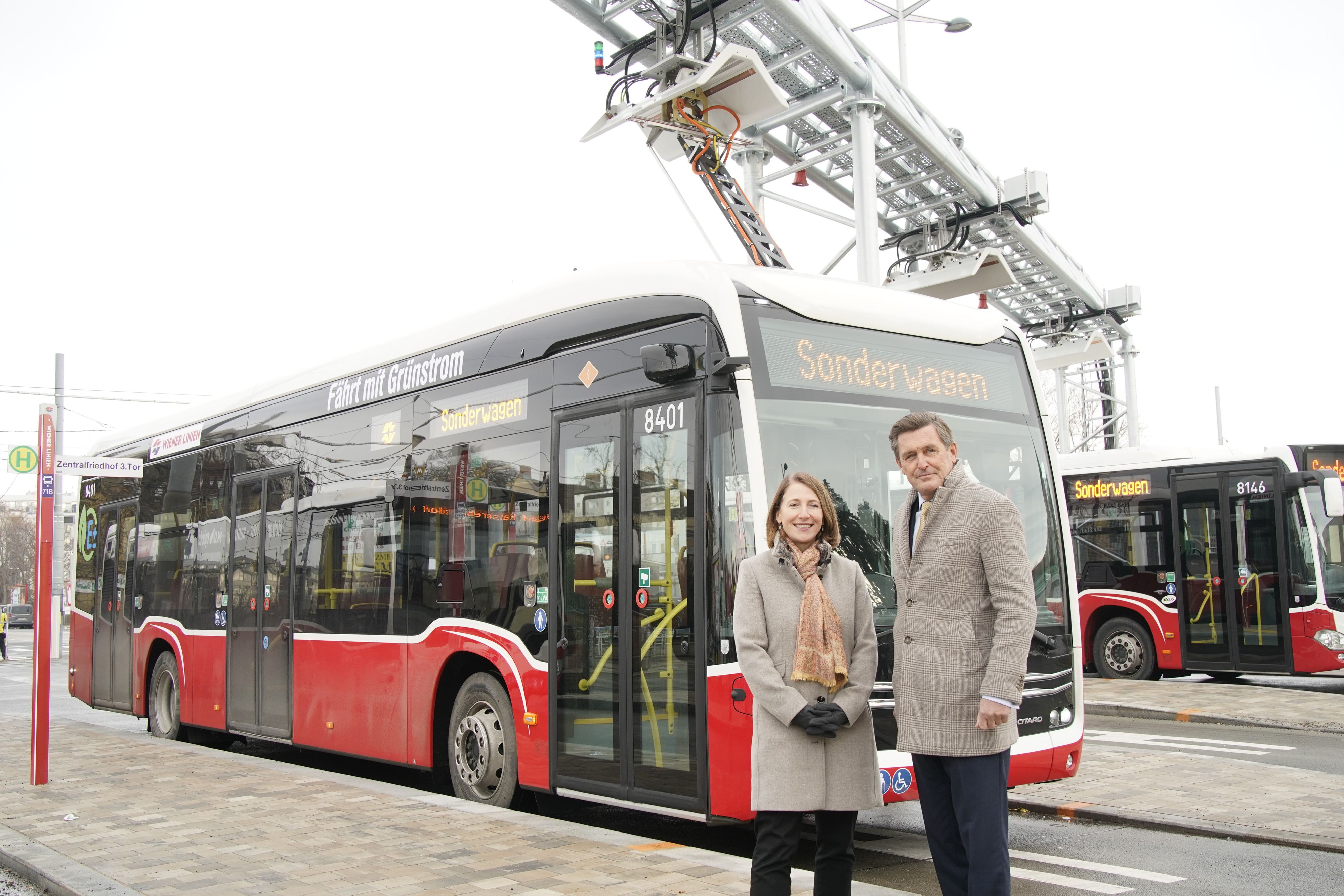 Wiener Linien Geschäftsführerin Gudrun Senk und Öffi-Stadtrat Peter Hanke (SPÖ) machten sich ein Bild von den neuen Bussen.