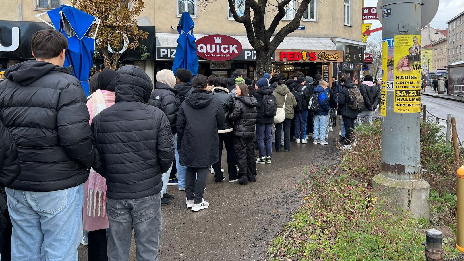 Mahlzeit! Dutzende Wiener stürmen zu Mittag Dönerladen