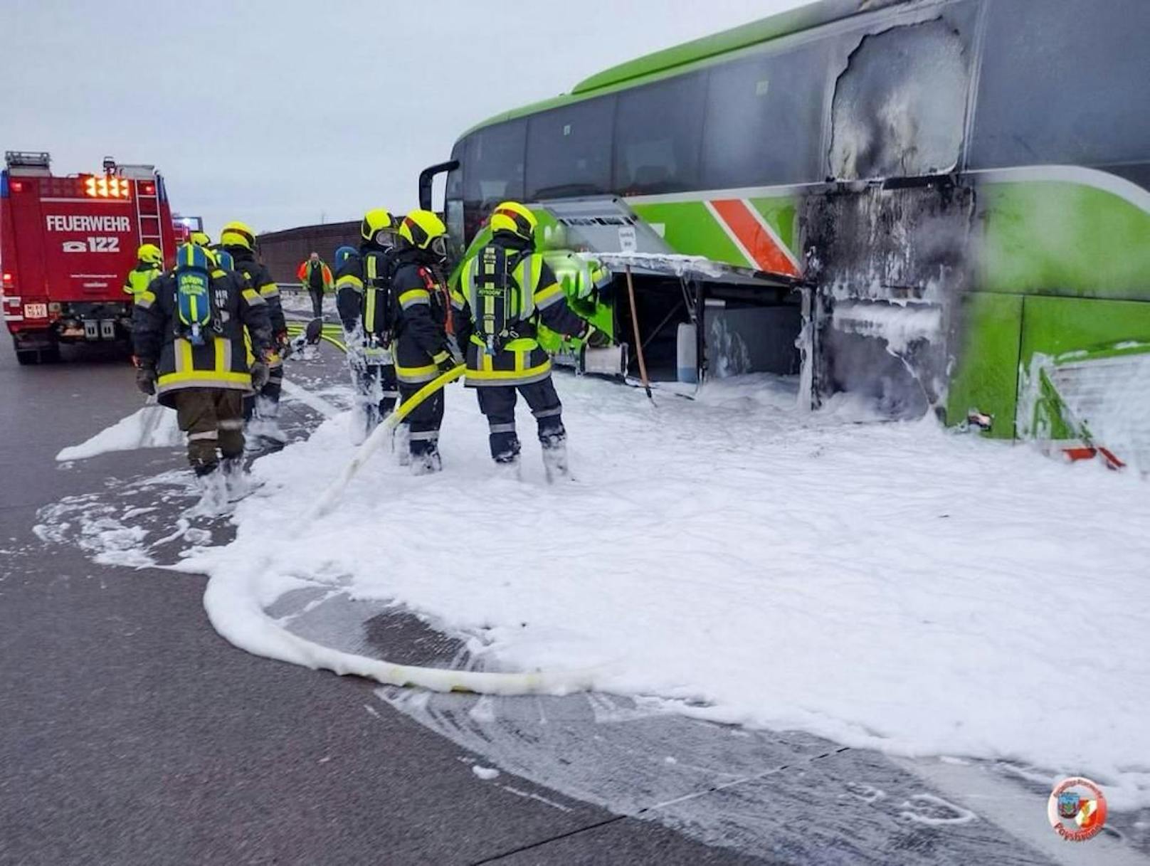 Auf der A5 bei Großkrut (NÖ) geriet ein Flixbus in Brand.
