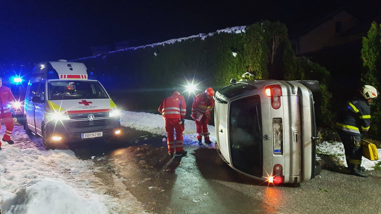 Am Sonntagabend kam es in Bärnbach (Bezirk Voitsberg) zu einem schweren Verkehrsunfall. Zwei Personen wurden im Fahrzeug eingeklemmt. Die Ermittlungen zur Unfallursache laufen.