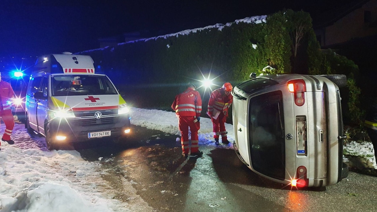 Heute.at - Auto fliegt 50 Meter durch die Luft, landet in Thujen