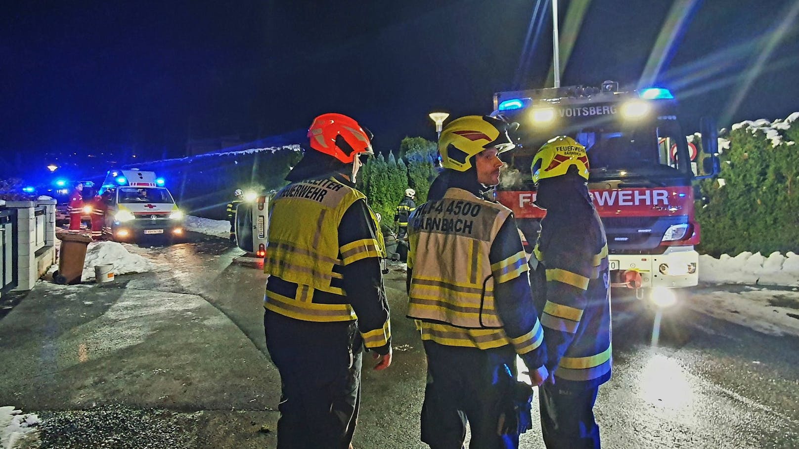 Am Sonntagabend kam es in Bärnbach (Bezirk Voitsberg) zu einem schweren Verkehrsunfall. Zwei Personen wurden im Fahrzeug eingeklemmt. Die Ermittlungen zur Unfallursache laufen.