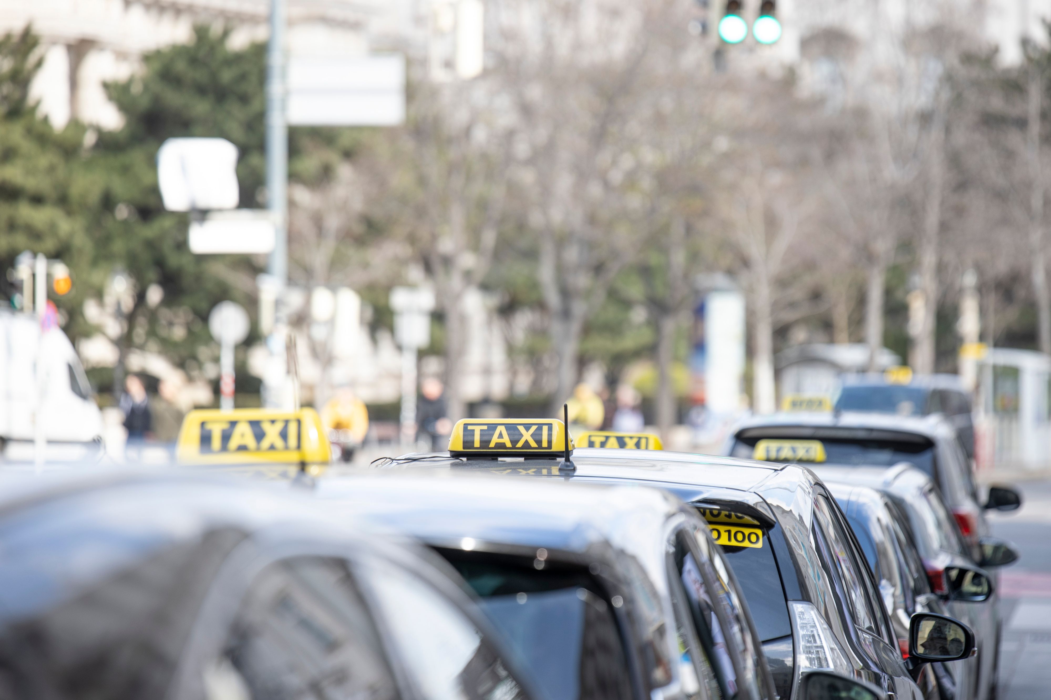 Für die Taxi- und Mietwagenfahrer gibt es ab dem 1.1.2024 ein Plus beim KV-Lohn um 10,3 Prozent.
