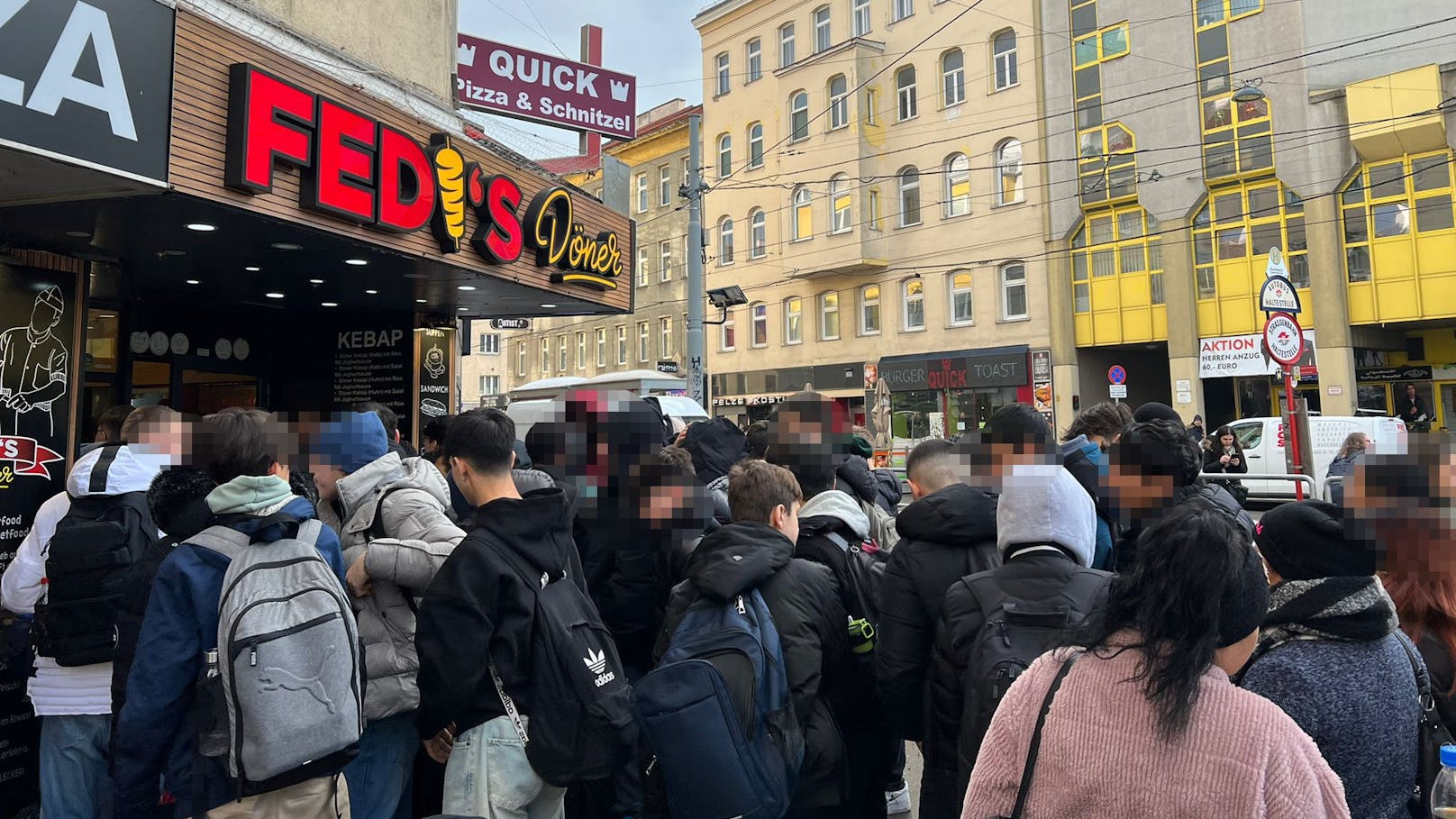 Mahlzeit! Dutzende Wiener stürmen zu Mittag Dönerladen